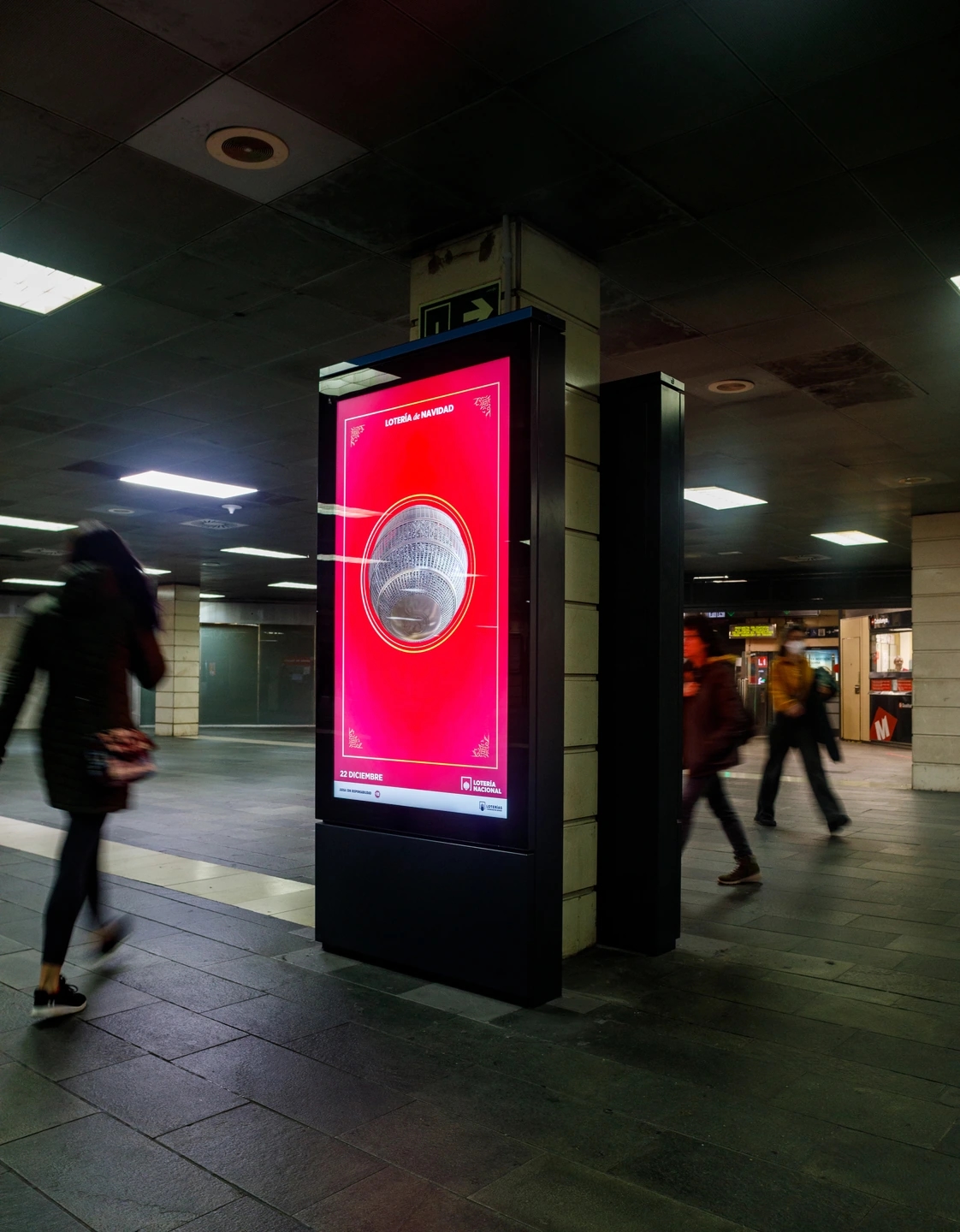 mupi en el metro de plaza cataluña, gente pasando en movimiento