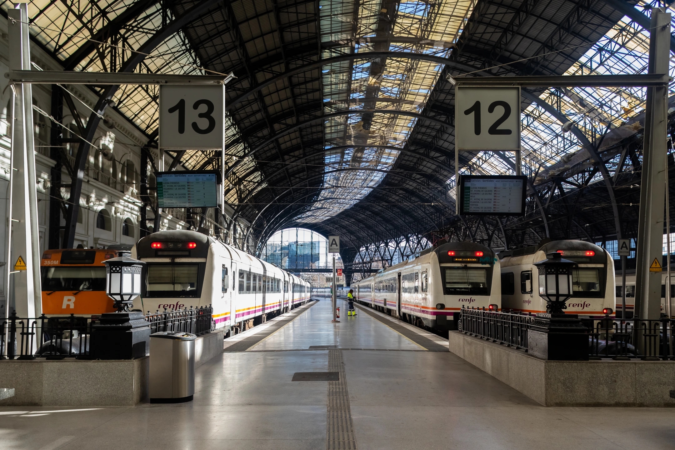 foto panorámica de la estacion de francia en barcelona, con trenes esperando