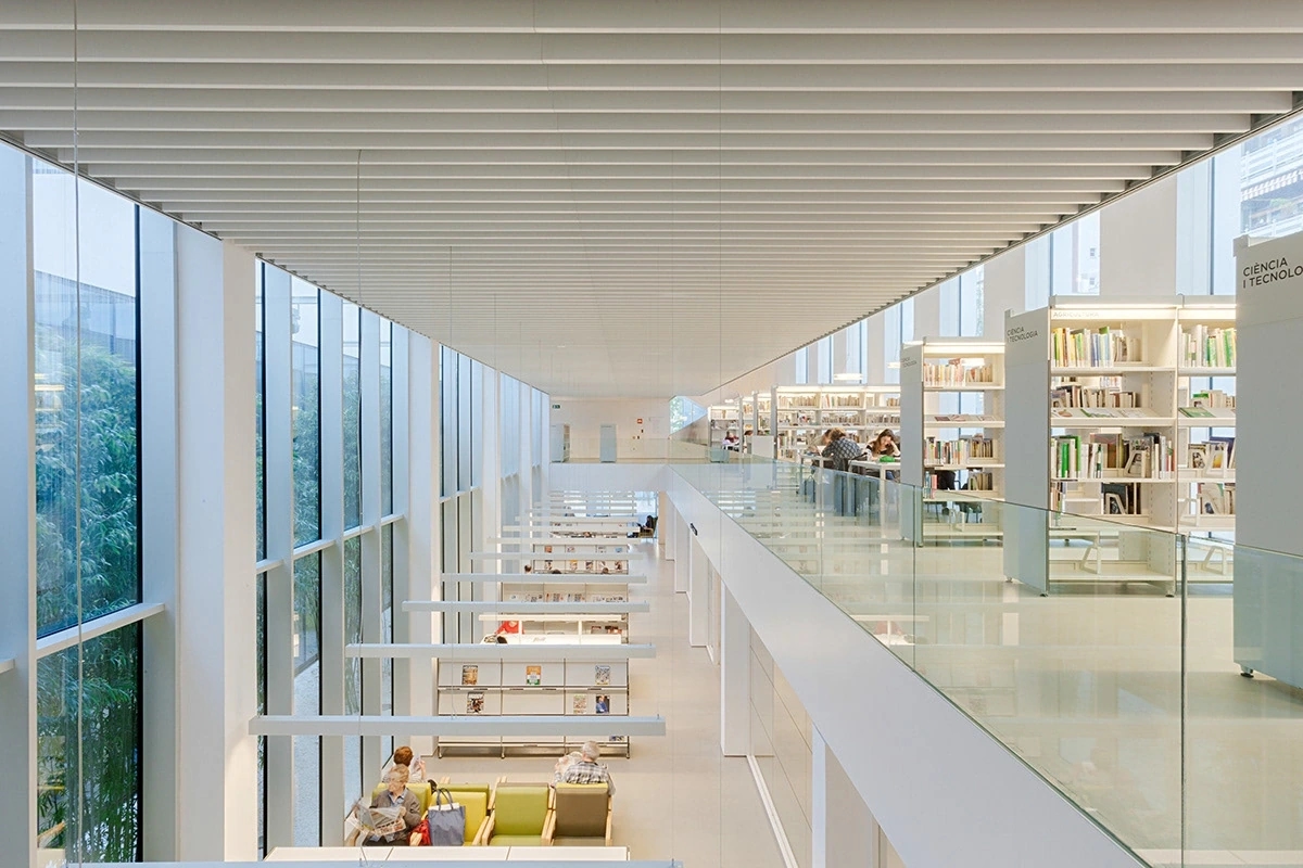 Fotografía del espacio interior de la Biblioteca Camp de l'Arpa - Caterina Albert en Camp de l'Arpa en Barcelona. Arquitectura: Oliveras Boix Arquitectes