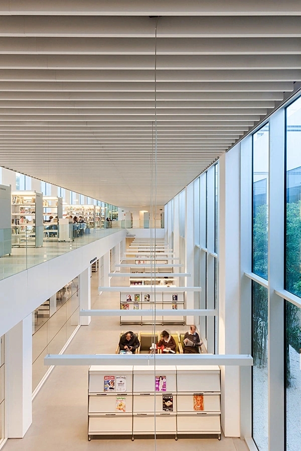 Fotografía del espacio interior de la Biblioteca Camp de l'Arpa - Caterina Albert en Camp de l'Arpa en Barcelona. Arquitectura: Oliveras Boix Arquitectes