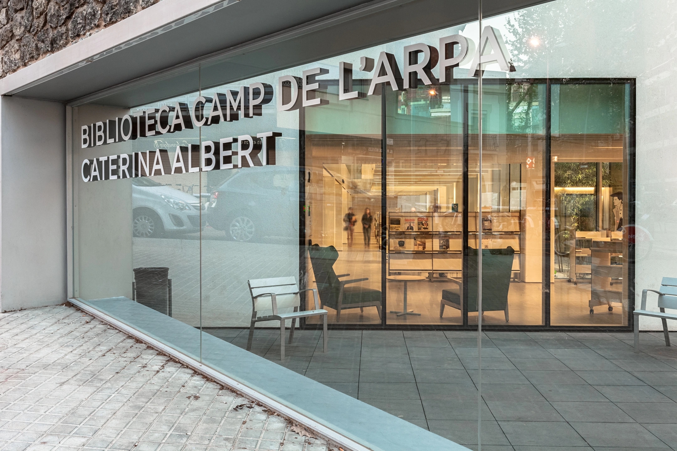 Fachada exterior de la Biblioteca Camp de l'Arpa - Caterina Albert en Camp de l'Arpa en Barcelona