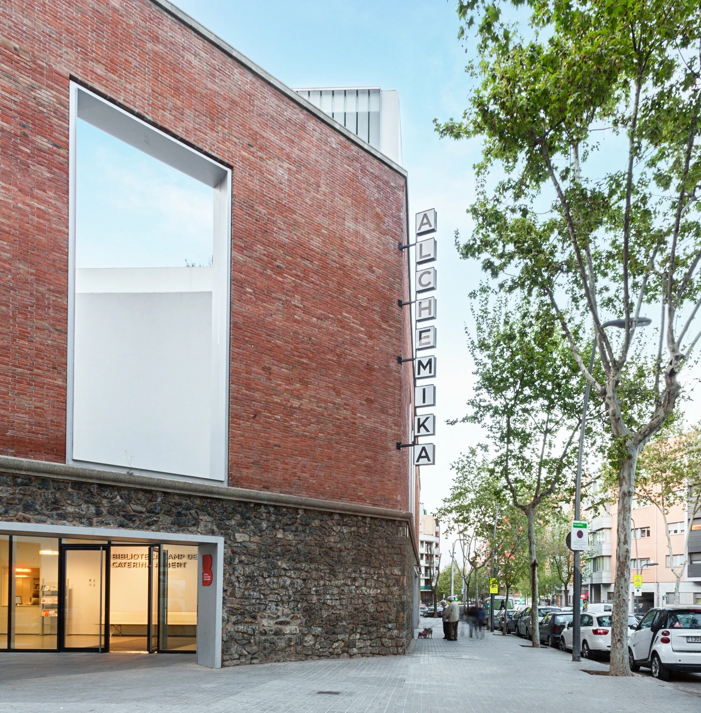 Fachada exterior de la Biblioteca Camp de l'Arpa - Caterina Albert en Camp de l'Arpa en Barcelona