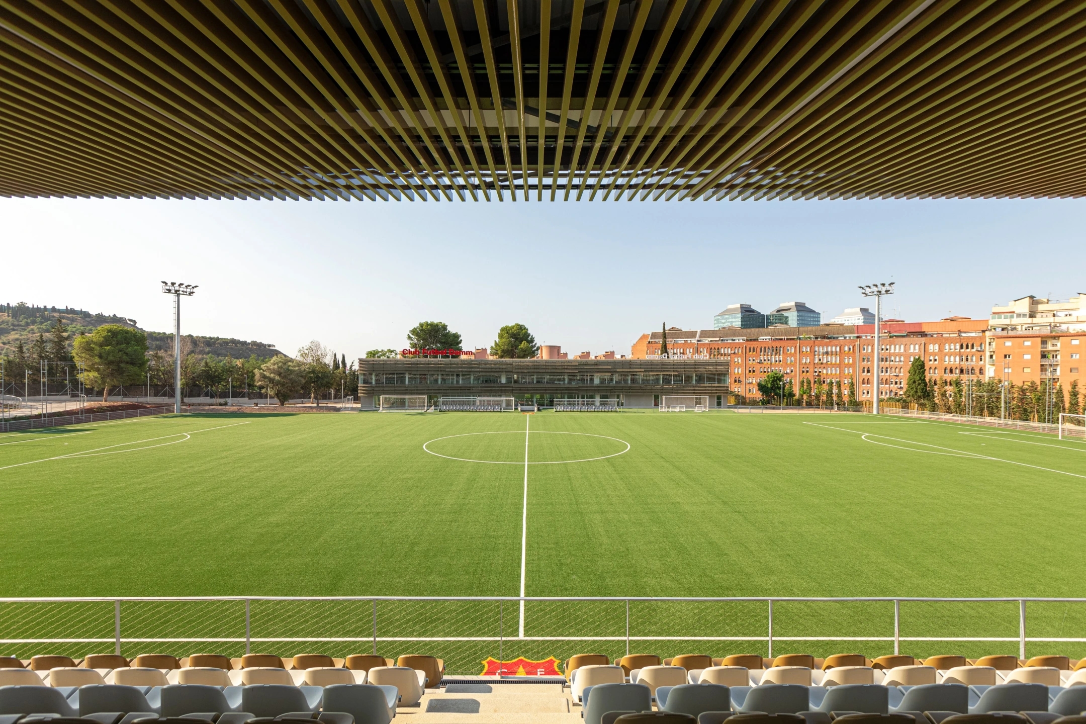 Vista desde las gradas del club de futbol Damm en Montjuïc, Barcelona. Fotografía arquitectónica.