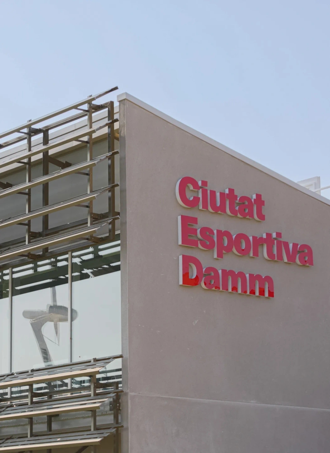 Club de futbol Damm en Montjuïc, Barcelona. Texto Ciudad deportiva Damm