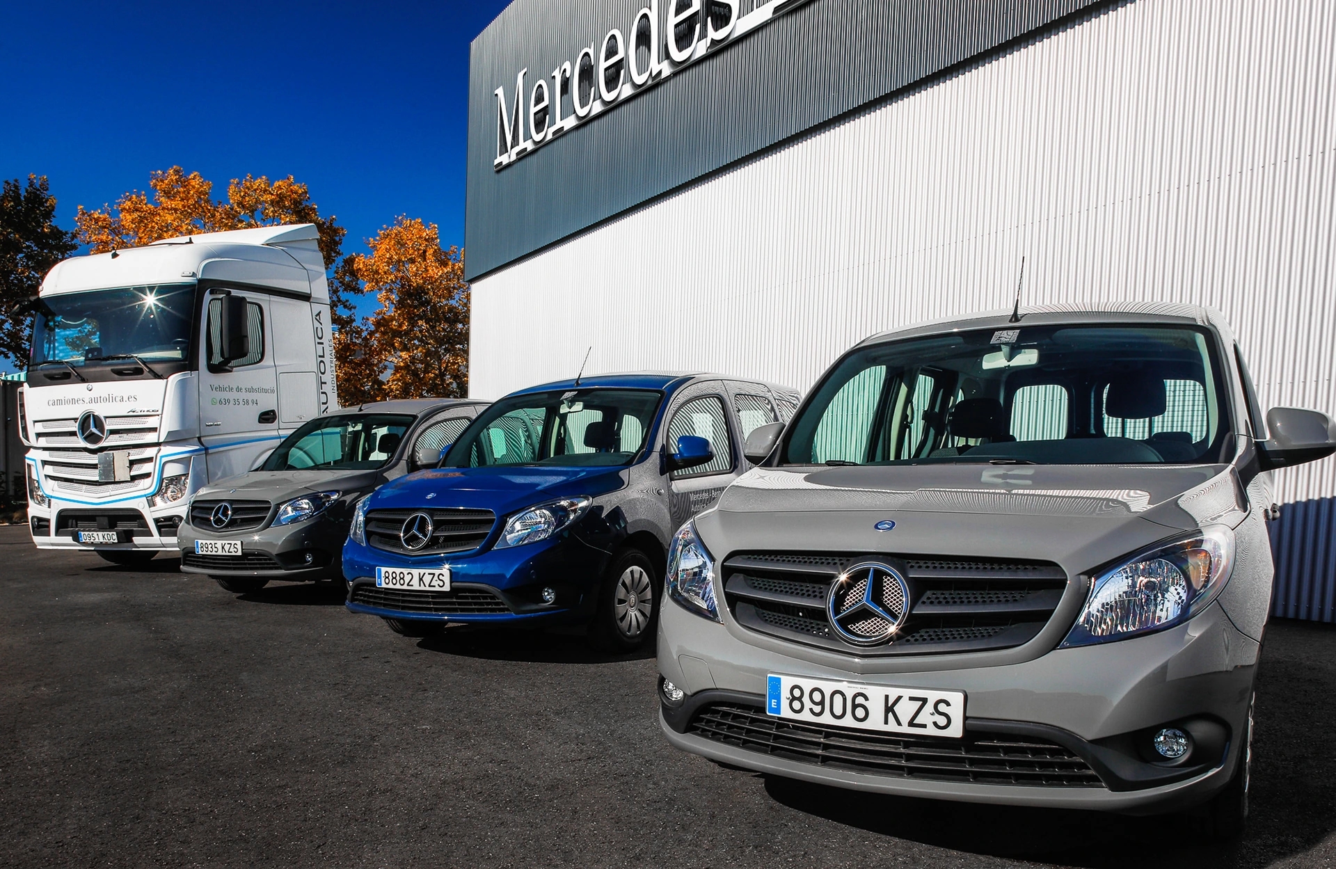 otografía de vehículos Mercedes-Benz alineados en el exterior del concesionario Autolica