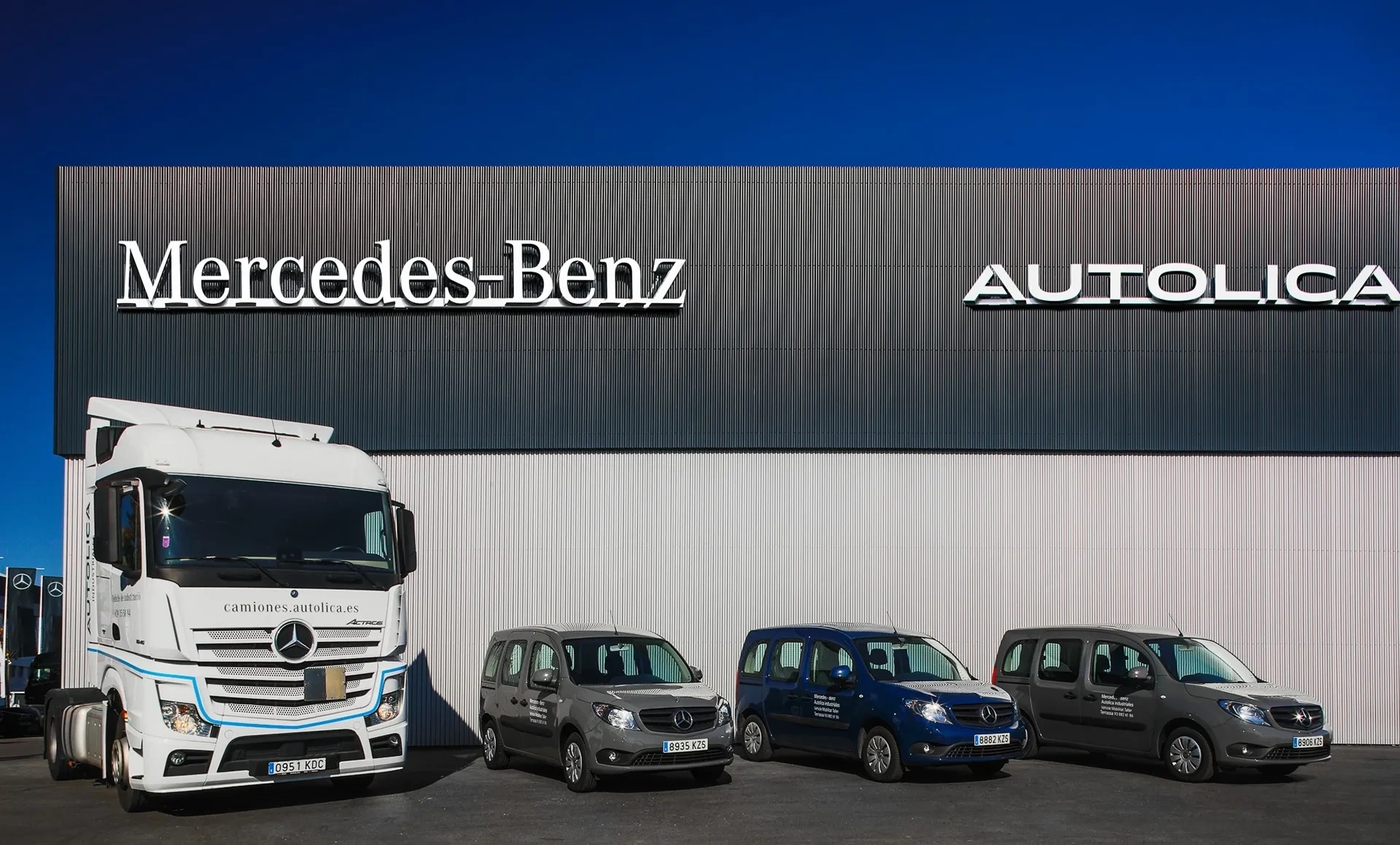 Flota de vehículos Mercedes-Benz frente a la fachada del concesionario Autolica.
