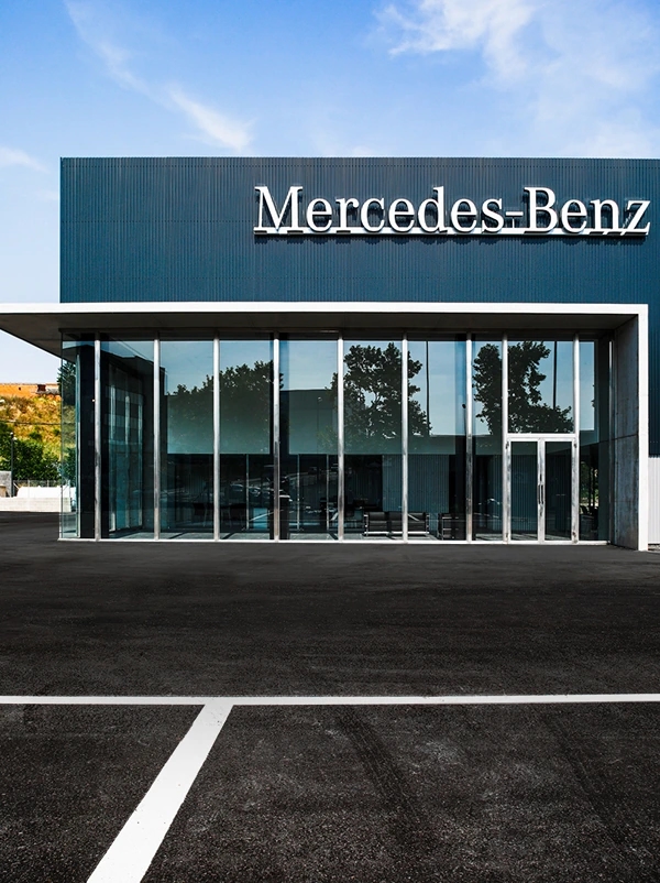 Fachada frontal acristalada del concesionario Mercedes-Benz Autolica