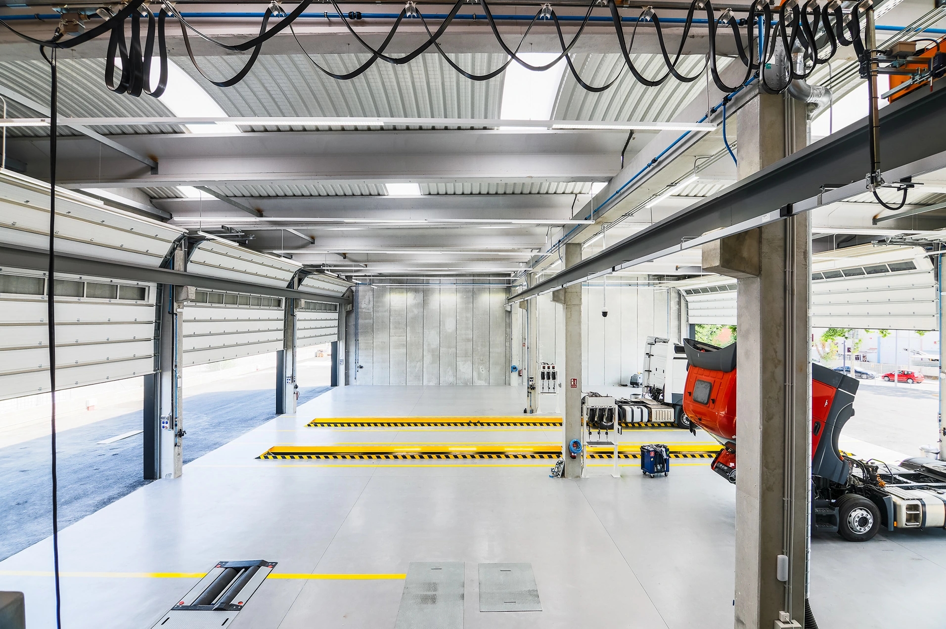 Interior del taller de Autolica Mercedes-Benz con líneas de inspección y áreas de servicio