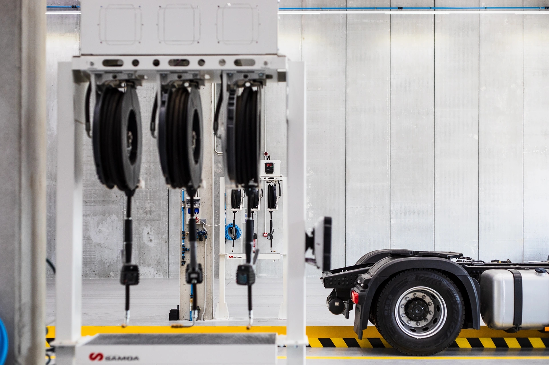 Detalle de bobinas y equipamiento técnico en el taller de servicio de Autolica Mercedes-Benz.
