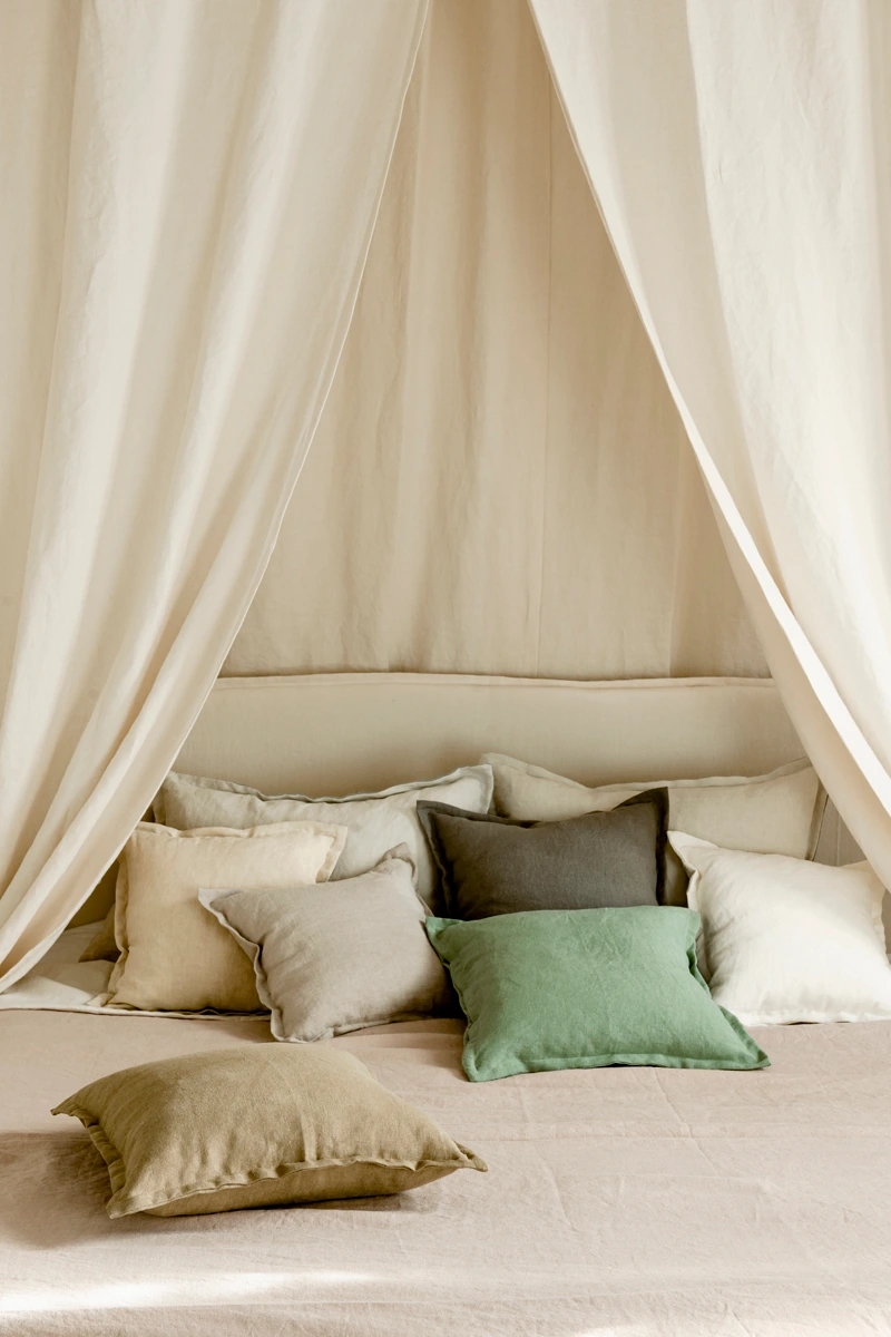 Colección Norton de Les Créations de la Maison Collection de Grupo Lamadrid. Cama super mullida con muchos cojines en diferentes colores de la colección: beige, blanco gris, verde, rosa, etc.