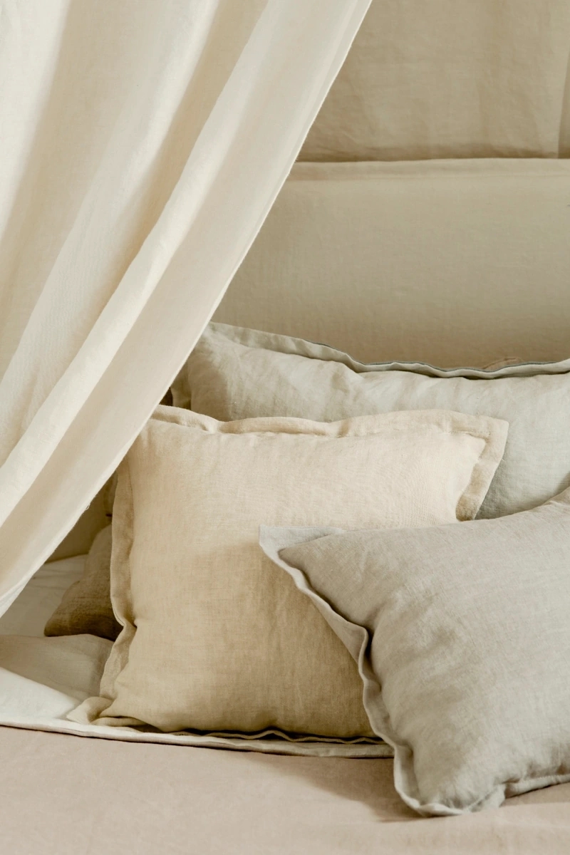 Colección Norton de Les Créations de la Maison Collection de Grupo Lamadrid. Cama super mullida con muchos cojines en diferentes colores de la colección: beige, blanco gris, verde, rosa, etc.