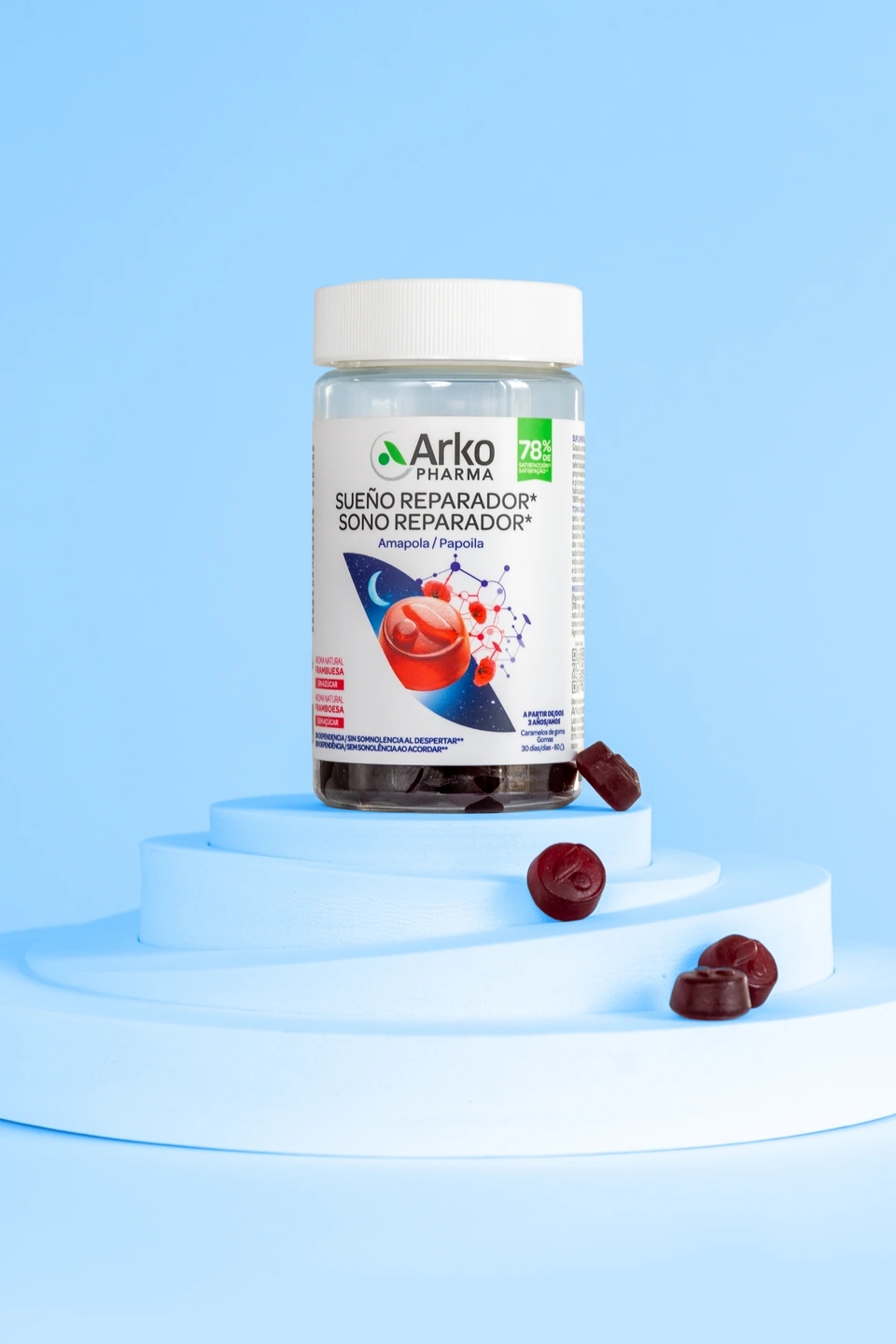 bote de arkogummies con gominolas cayendo para reparar el sueño, producto de la farmacéutica Arkopharma para una sesión fotográfica creativa en Madrid.
