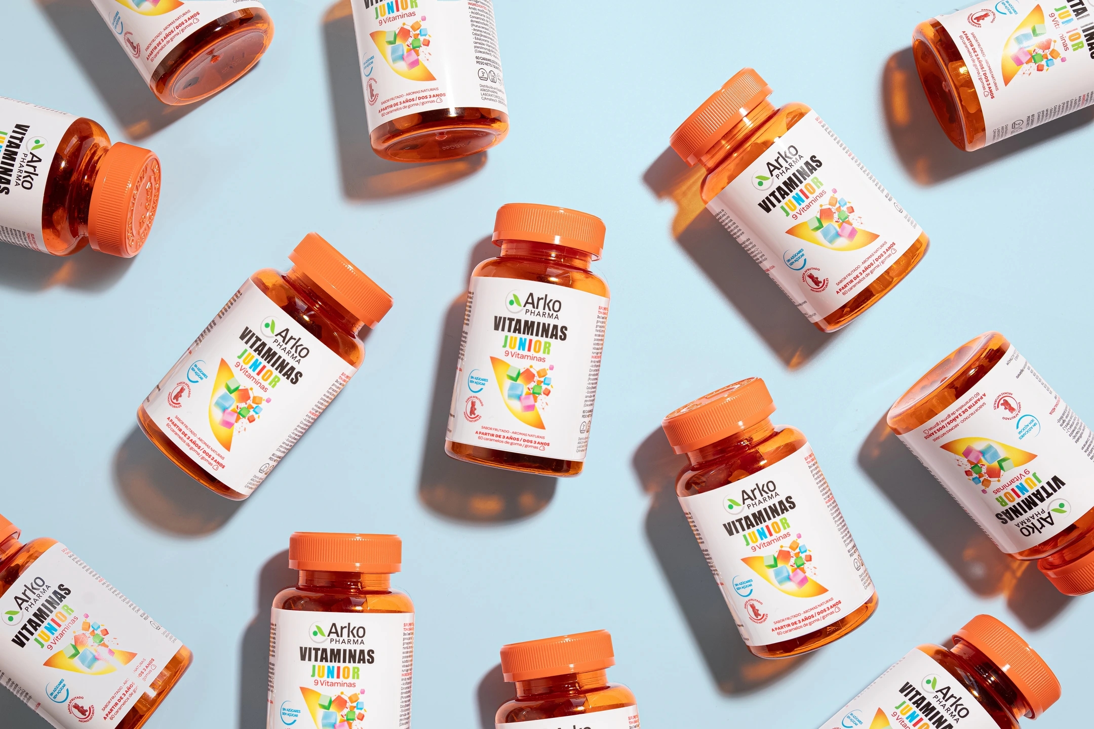 multitud de botes de gominolas con multivitamínico, producto de la farmacéutica Arkopharma para una sesión fotográfica creativa en Madrid.