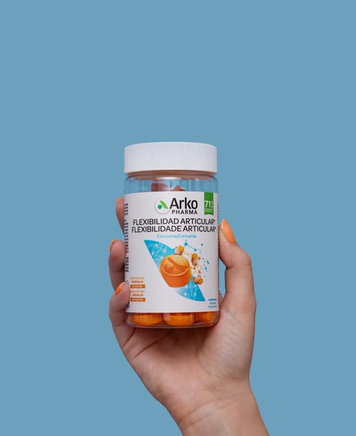 Mano sujetando un bote de gummies para la Flexibilidad articular, producto de la farmacéutica Arkopharma para una sesión fotográfica creativa en Madrid.