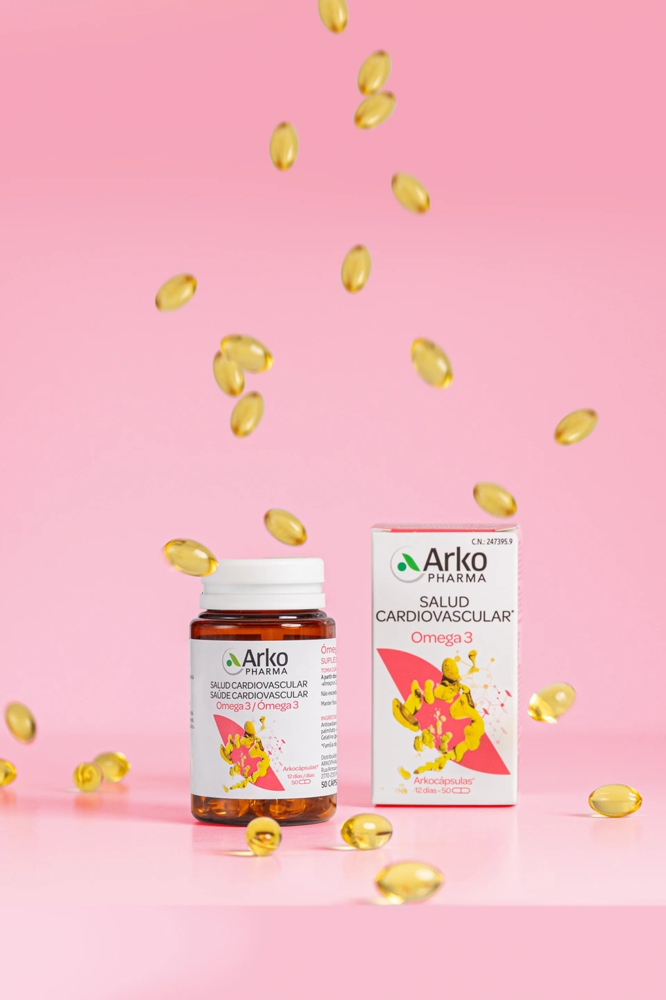 pastillas de omega 3 caen del cielo en el bote y la caja, producto de la farmacéutica Arkopharma para una sesión fotográfica creativa en Madrid.