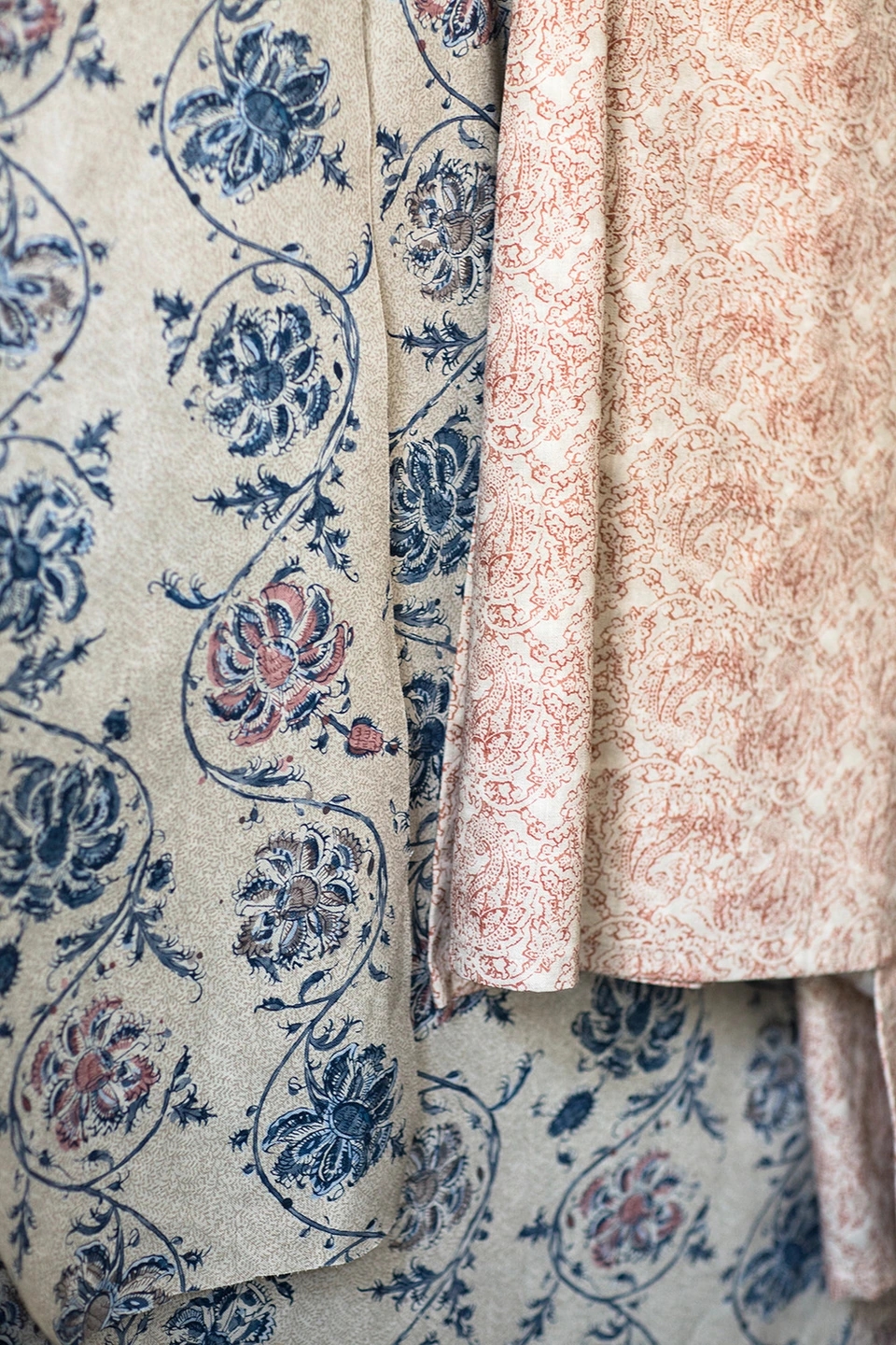 Fotografía de los tejidos de la colección Hindi de Güell Lamadrid. Cortinas del mismo tejido 