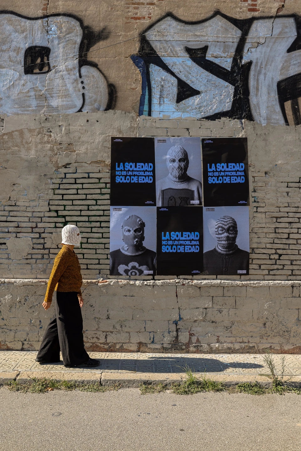 Abuela andando con posters reivindicativos. La Soledad no tiene edad campaña creativa para la empresa Somos Estupendas. 