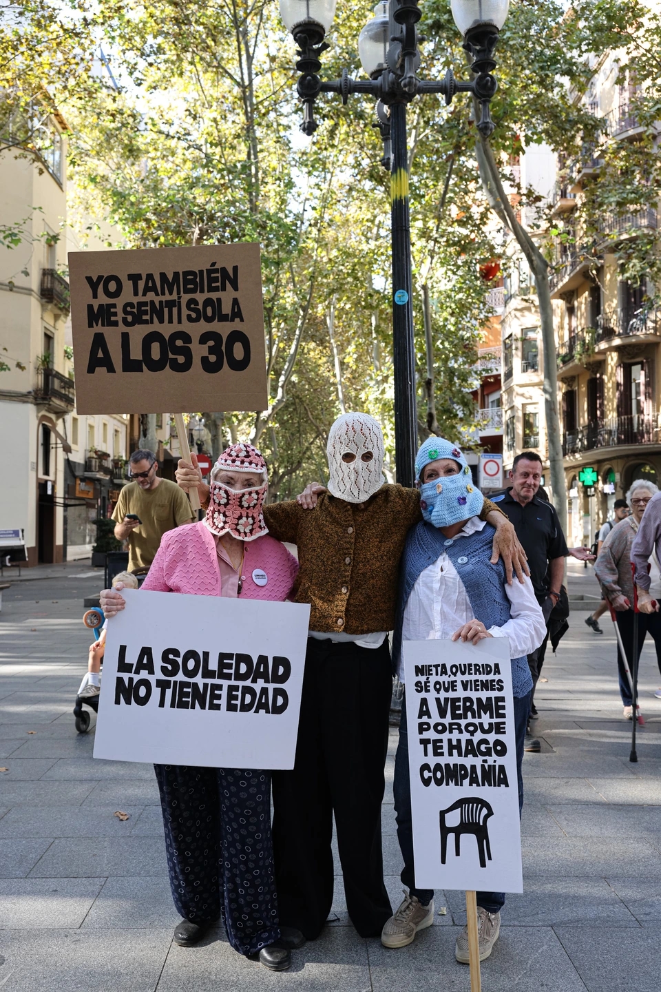 Abuelas posando con pancartas en pueblonuevo barcelona. La Soledad no tiene edad campaña creativa para la empresa Somos Estupendas. 