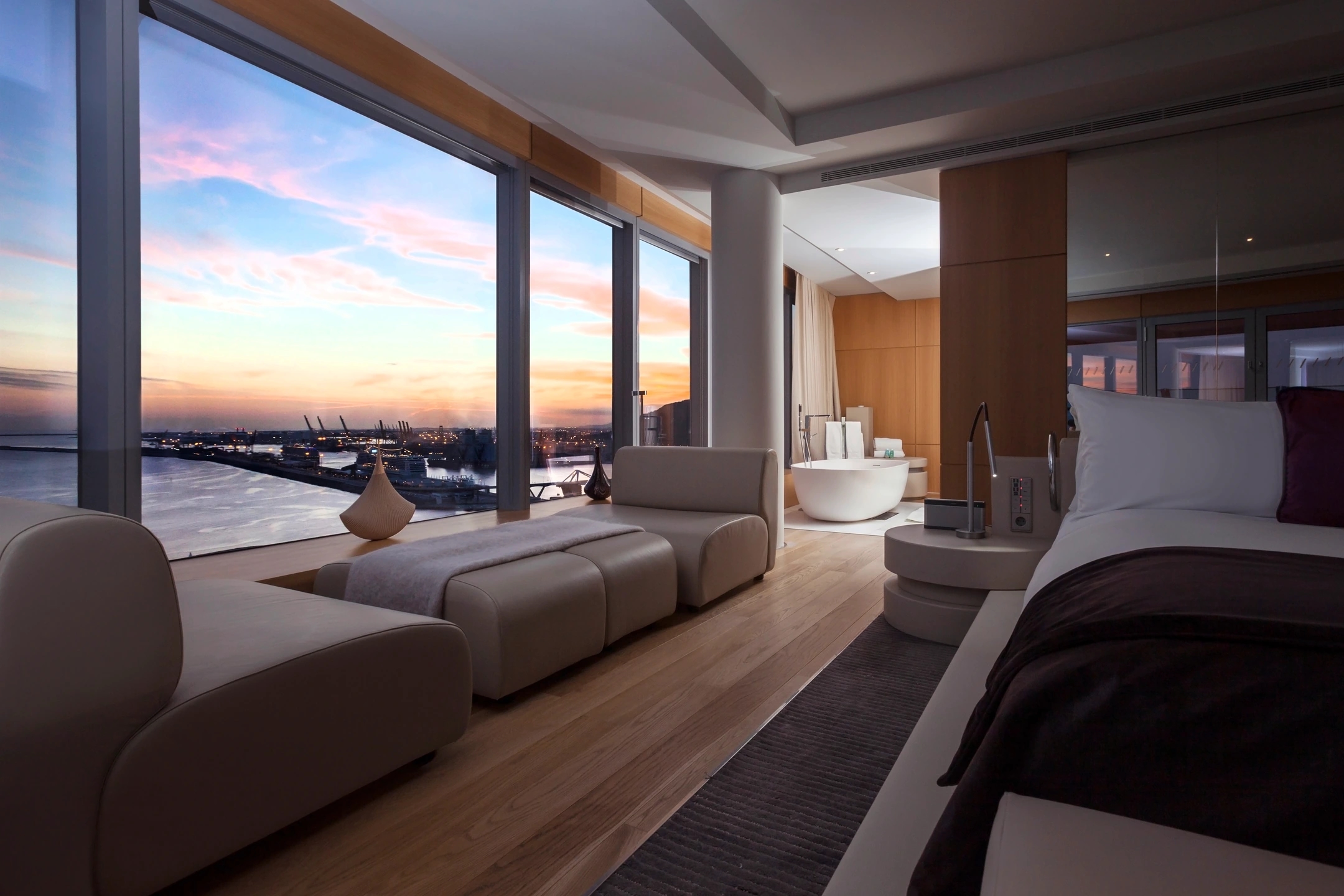 Hotel W Barcelona (W Vela) junto al mar Mediterráneo, vista interior del icónico edificio en forma de vela.