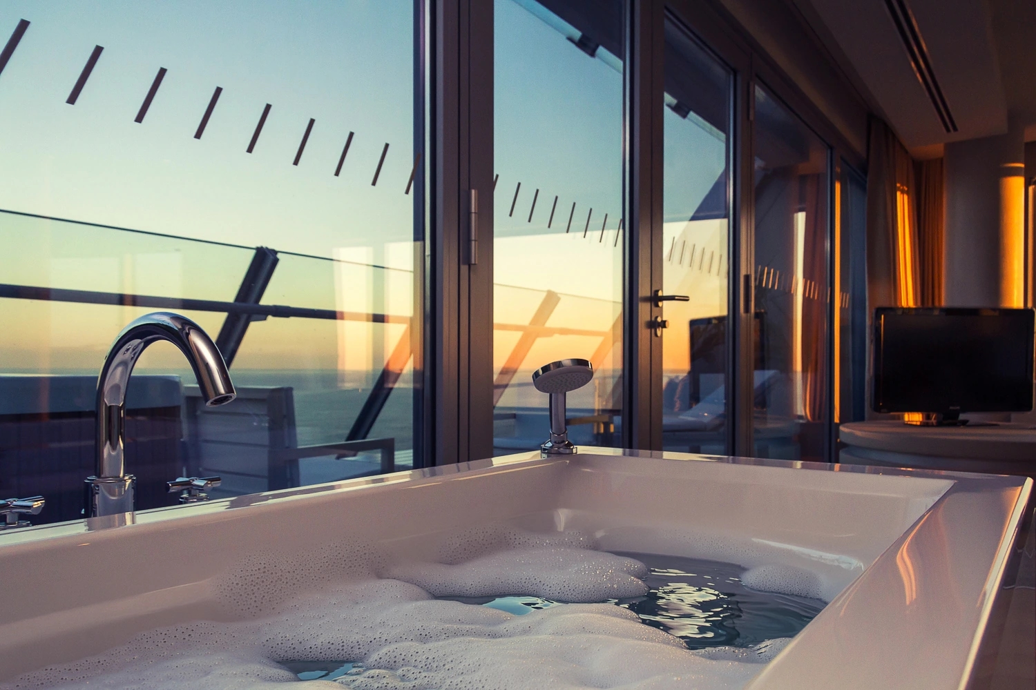 Bañera jacuzzi del Hotel W Barcelona (W Vela) junto al mar Mediterráneo, vista interior del icónico edificio en forma de vela.
