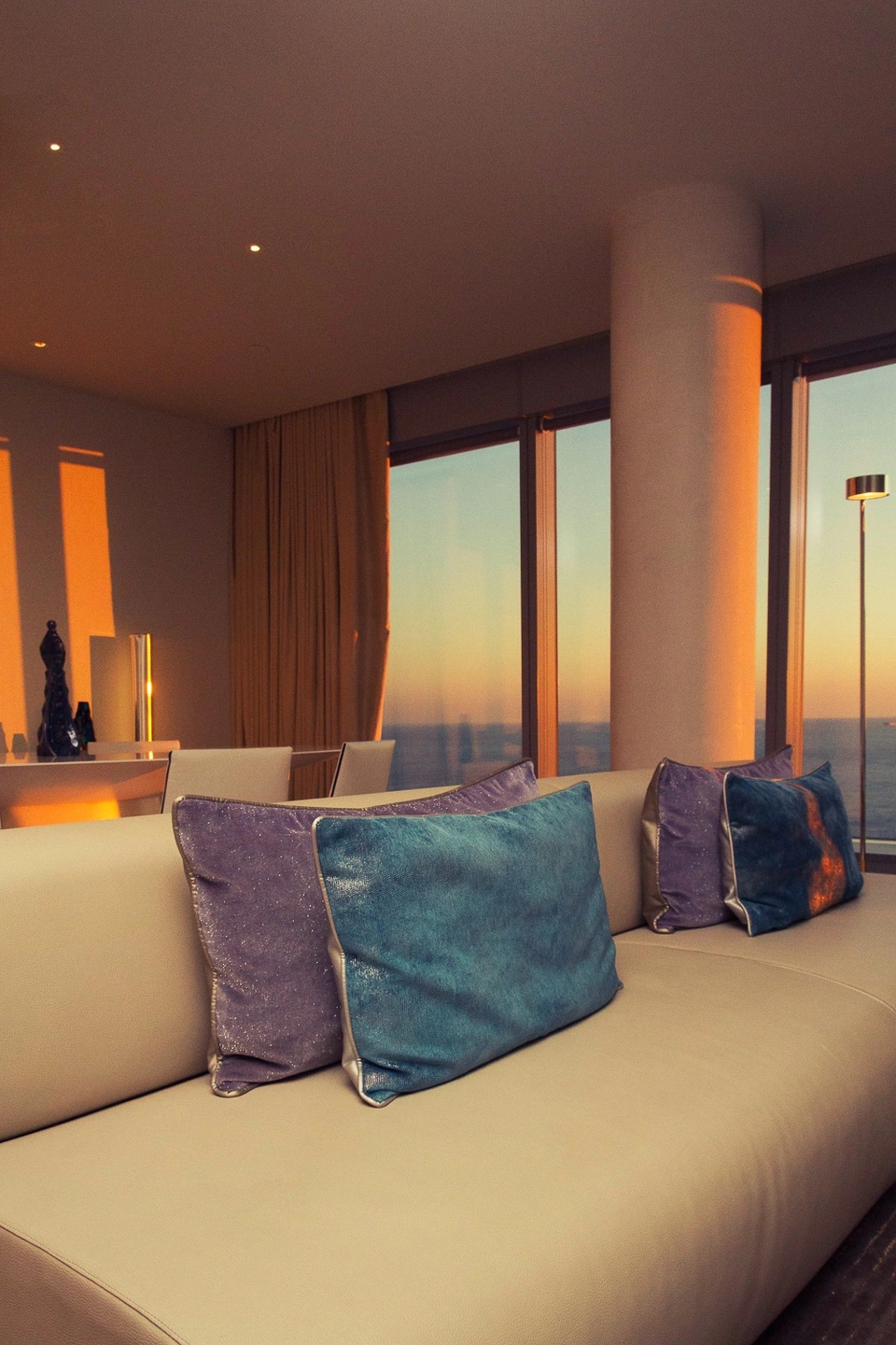 Hotel W Barcelona (W Vela) junto al mar Mediterráneo, vista interior del icónico edificio en forma de vela.
