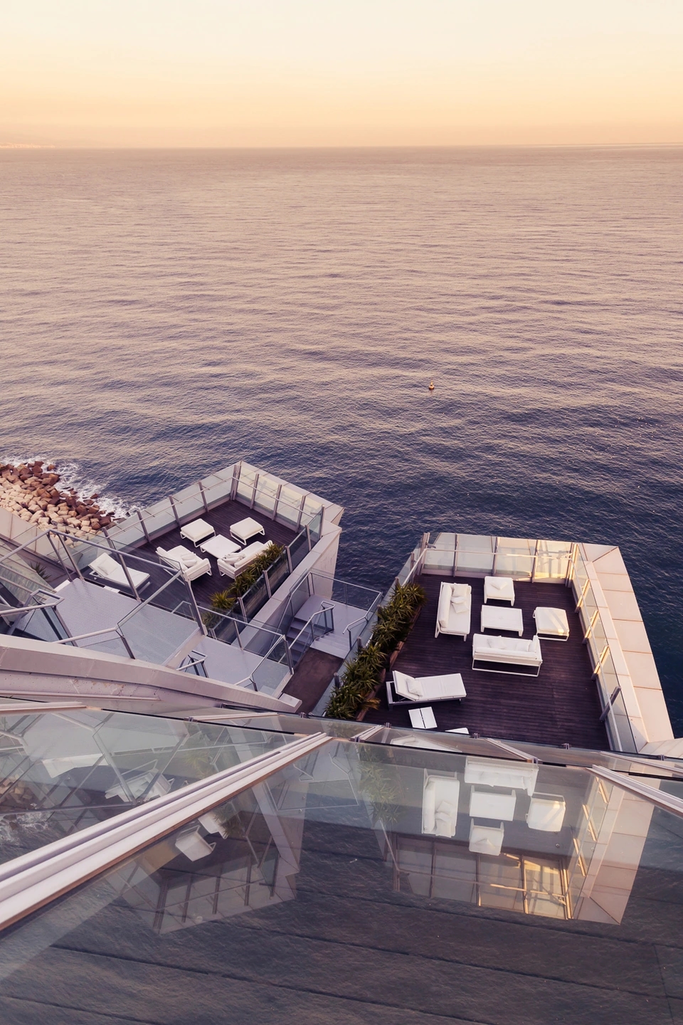 Hotel W Barcelona (W Vela) junto al mar Mediterráneo, vista interior del icónico edificio en forma de vela.