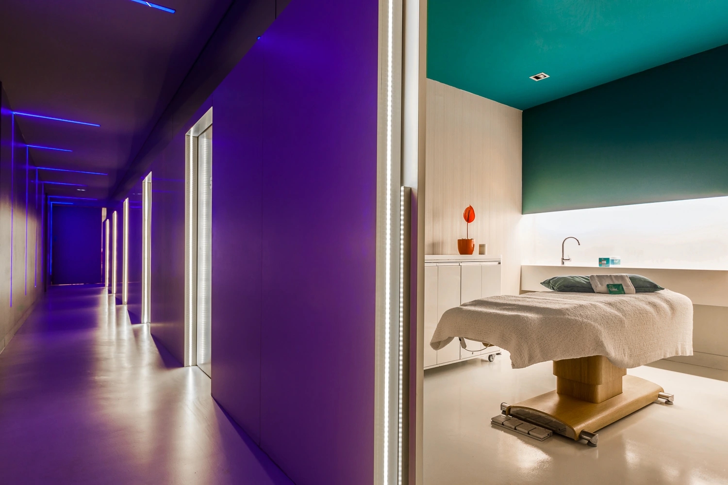Bliss Spa del Hotel W Barcelona (W Vela) junto al mar Mediterráneo, vista interior del icónico edificio en forma de vela.