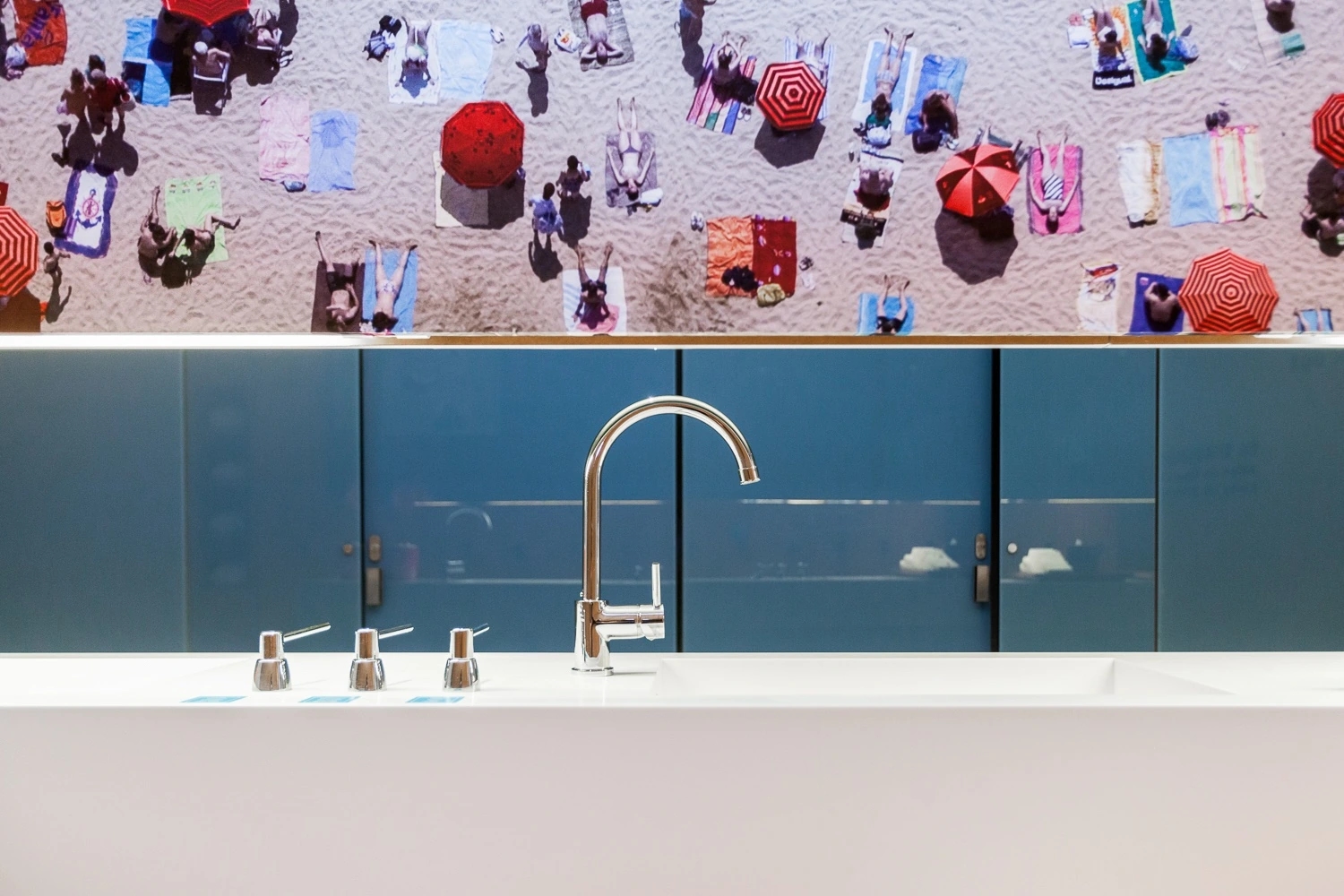 Bliss Spa del Hotel W Barcelona (W Vela) junto al mar Mediterráneo, vista interior del icónico edificio en forma de vela.