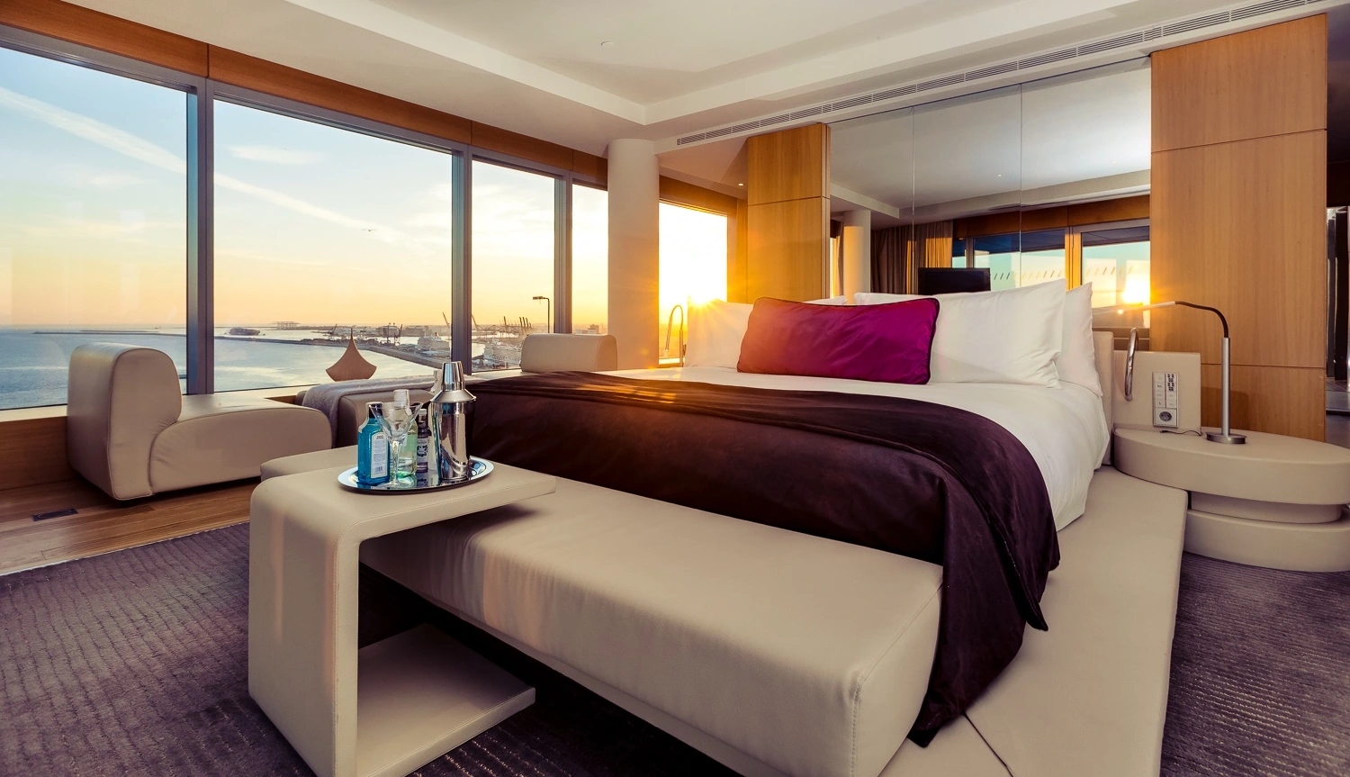 Hotel W Barcelona (W Vela) junto al mar Mediterráneo, vista interior del icónico edificio en forma de vela.