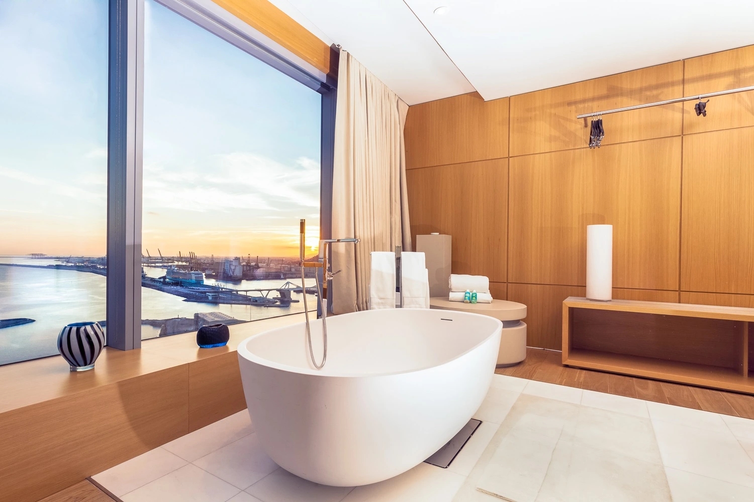 Suite principal del Hotel W Barcelona (W Vela) junto al mar Mediterráneo, vista interior del icónico edificio en forma de vela.