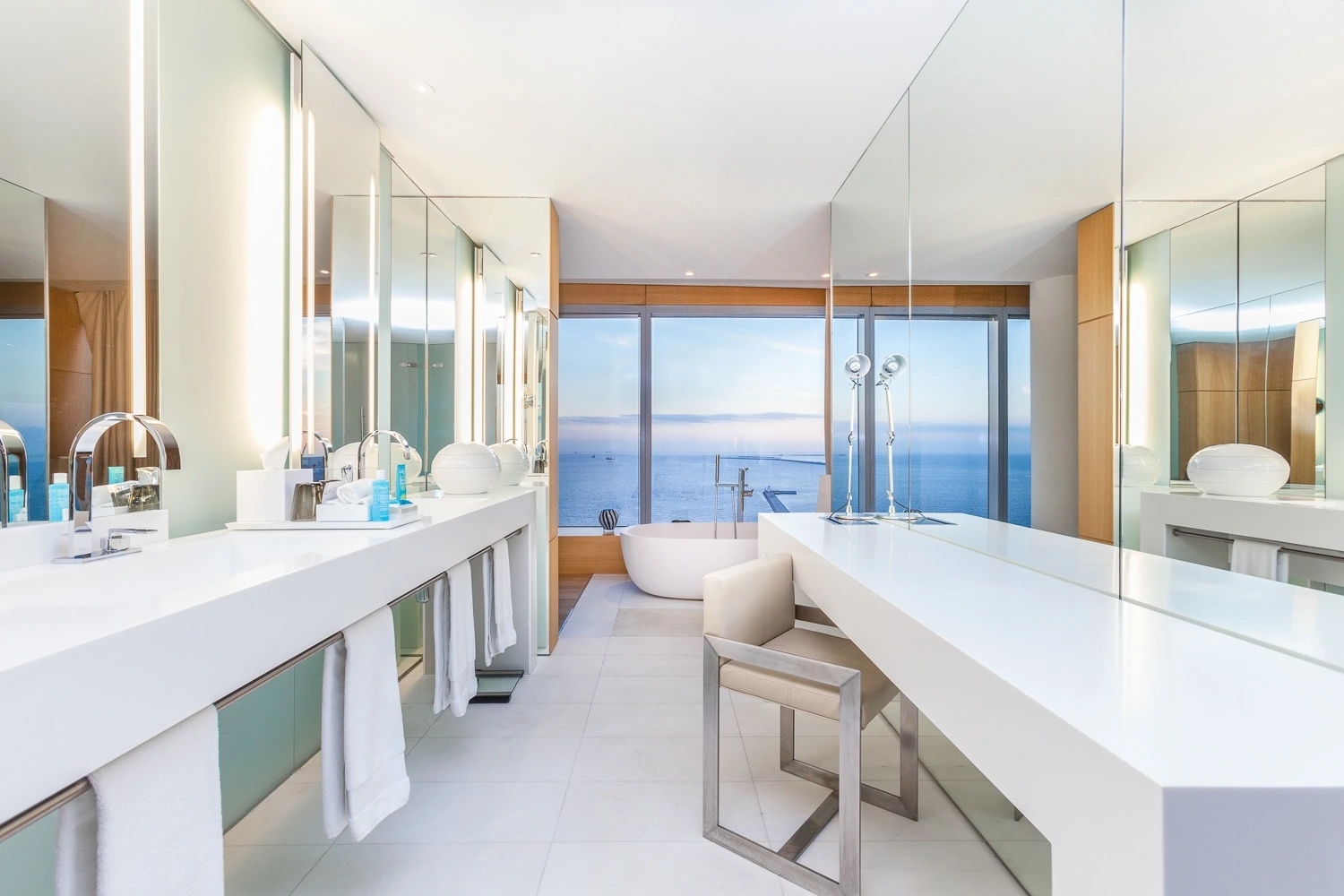 Suite principal del Hotel W Barcelona (W Vela) junto al mar Mediterráneo, vista interior del icónico edificio en forma de vela.