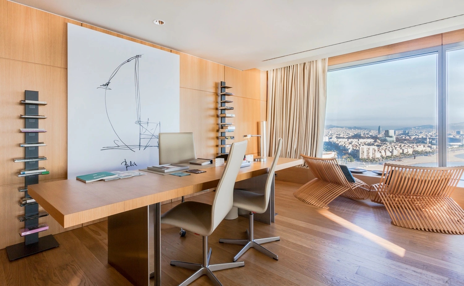 Suite principal del Bliss Spa del Hotel W Barcelona (W Vela) junto al mar Mediterráneo, vista interior del icónico edificio en forma de vela.