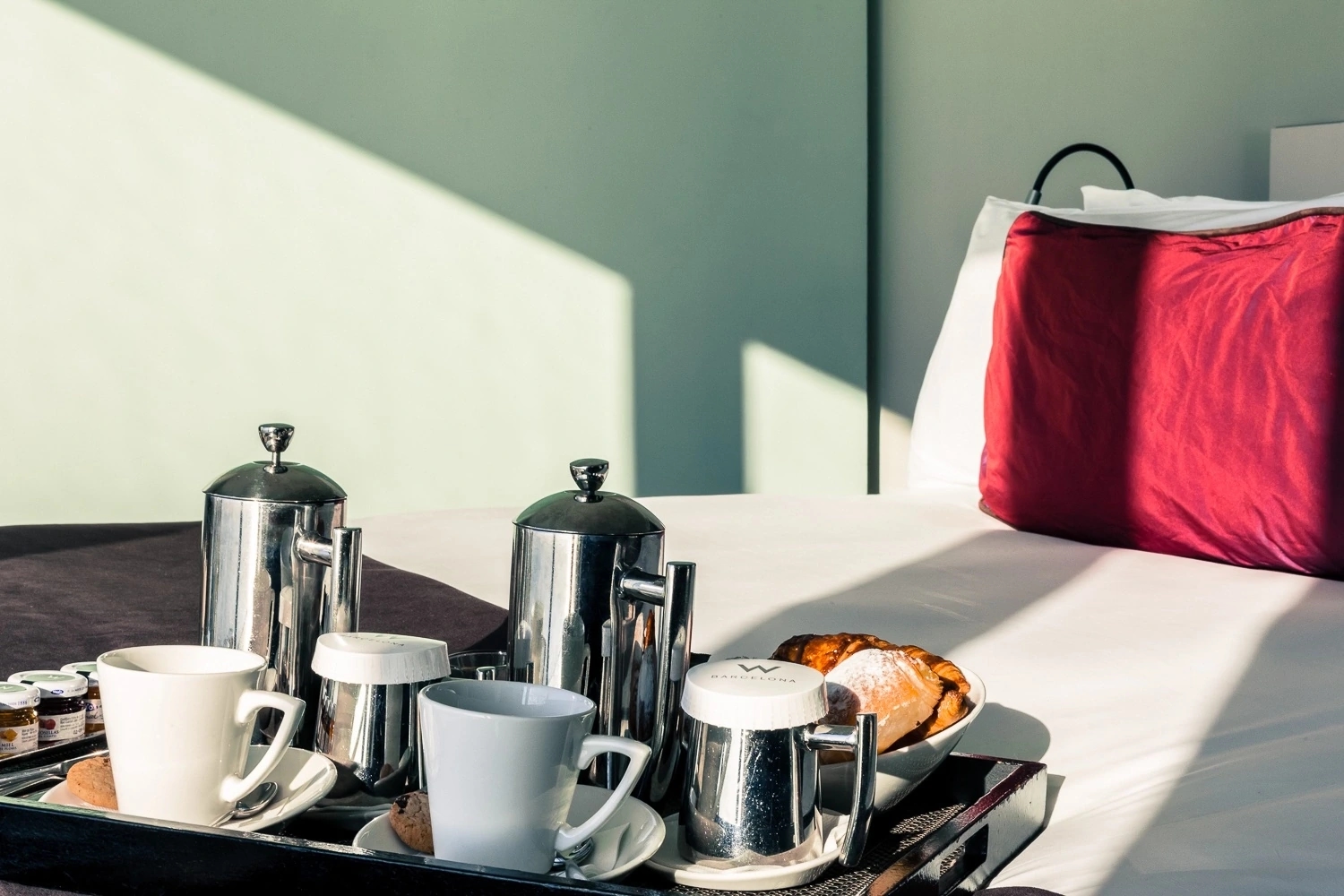 Desayuno del del Hotel W Barcelona (W Vela) junto al mar Mediterráneo, vista interior del icónico edificio en forma de vela.
