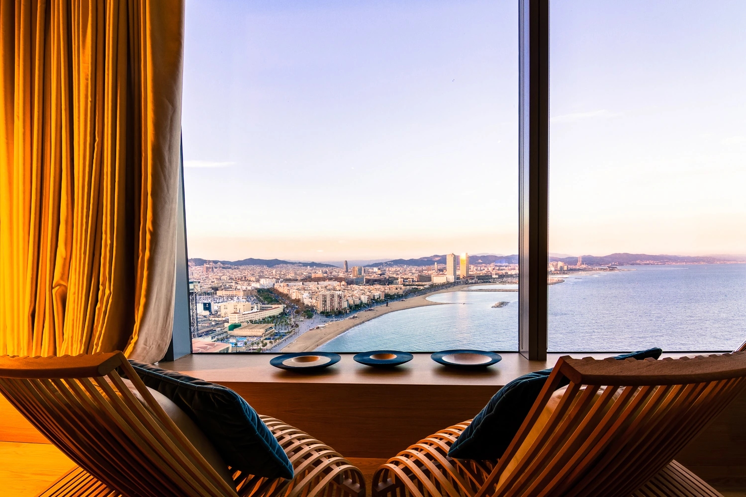 Hotel W Barcelona (W Vela) junto al mar Mediterráneo, vista interior del icónico edificio en forma de vela. Vistas a la playa de Barceloneta.