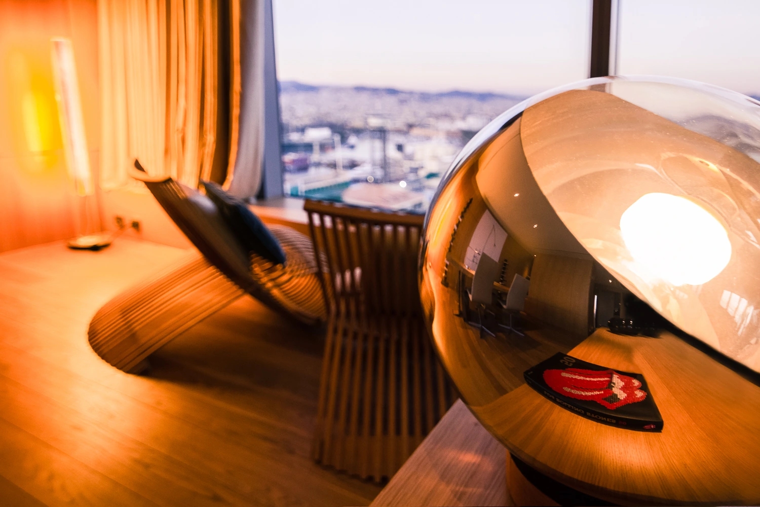 Hotel W Barcelona (W Vela) junto al mar Mediterráneo, vista interior del icónico edificio en forma de vela.