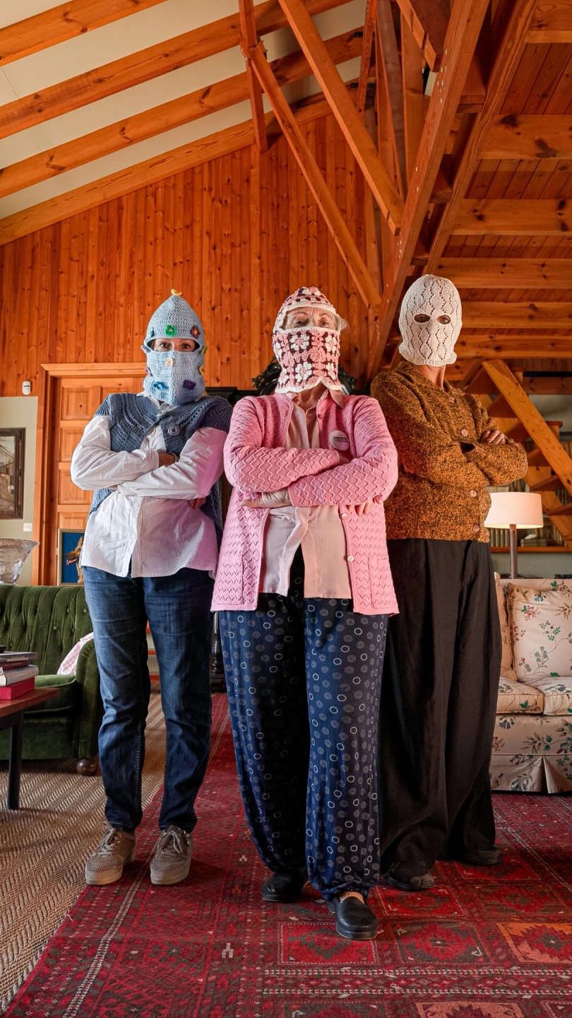 Las tres abuelas con pasamontañas posan delante de cámara. La Soledad no tiene edad campaña creativa para la empresa Somos Estupendas. 