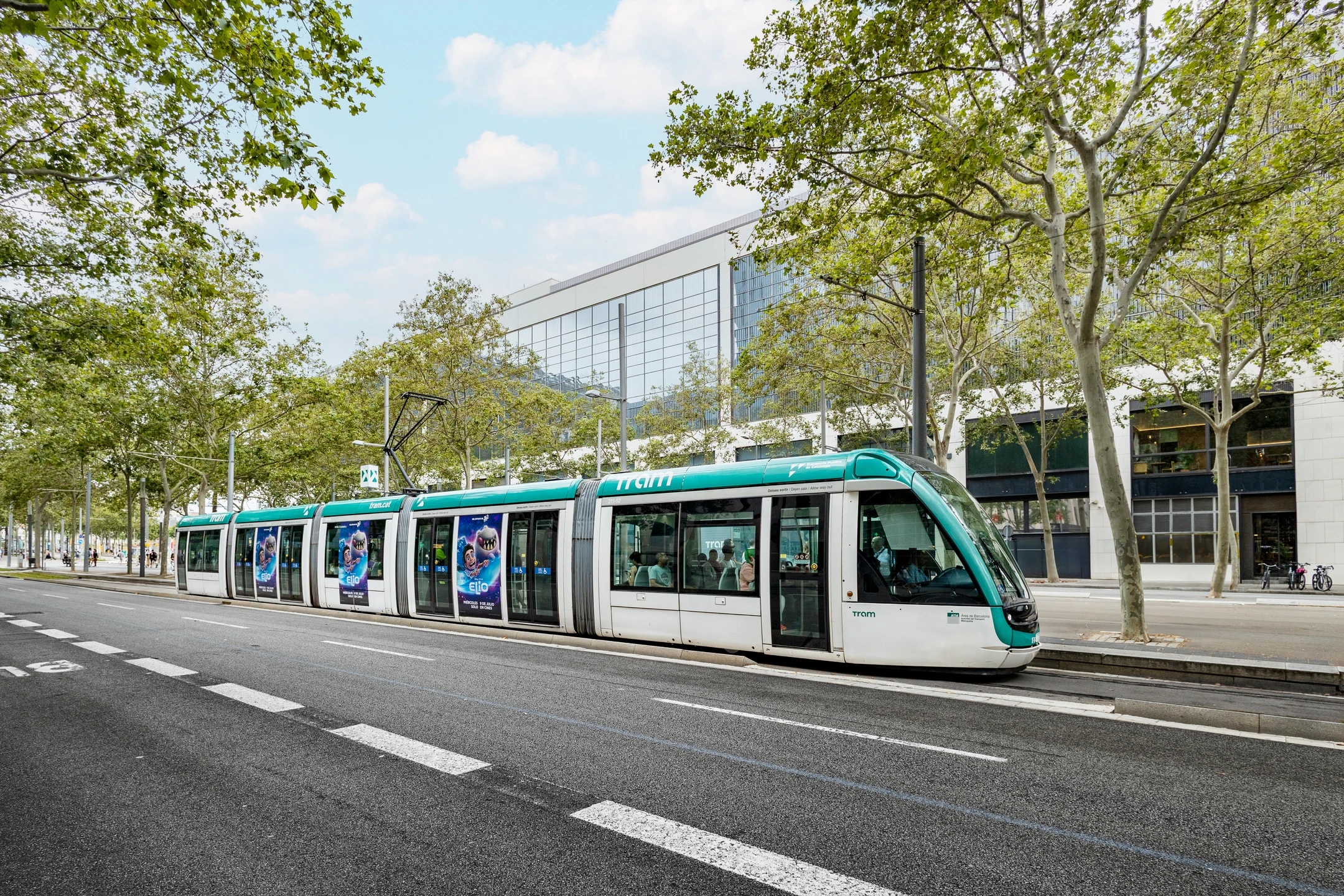 Foto de un tranvía de Barcelona en la parada de Glorias.