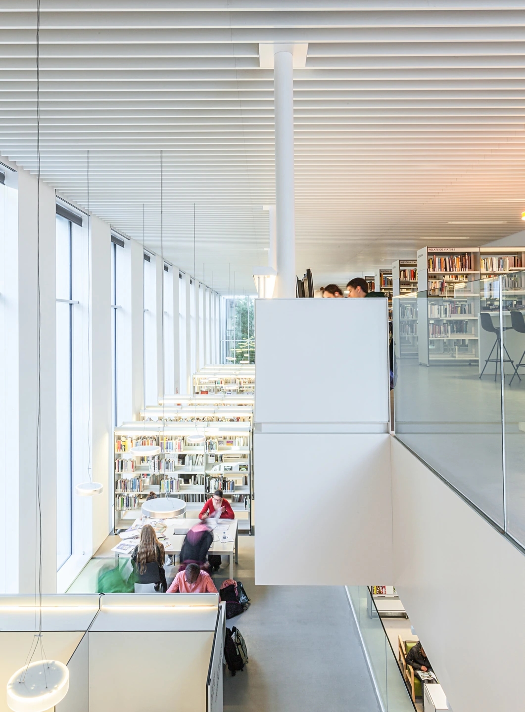 Fotografía del espacio interior de la Biblioteca Camp de l'Arpa - Caterina Albert en Camp de l'Arpa en Barcelona. Arquitectura: Oliveras Boix Arquitectes
