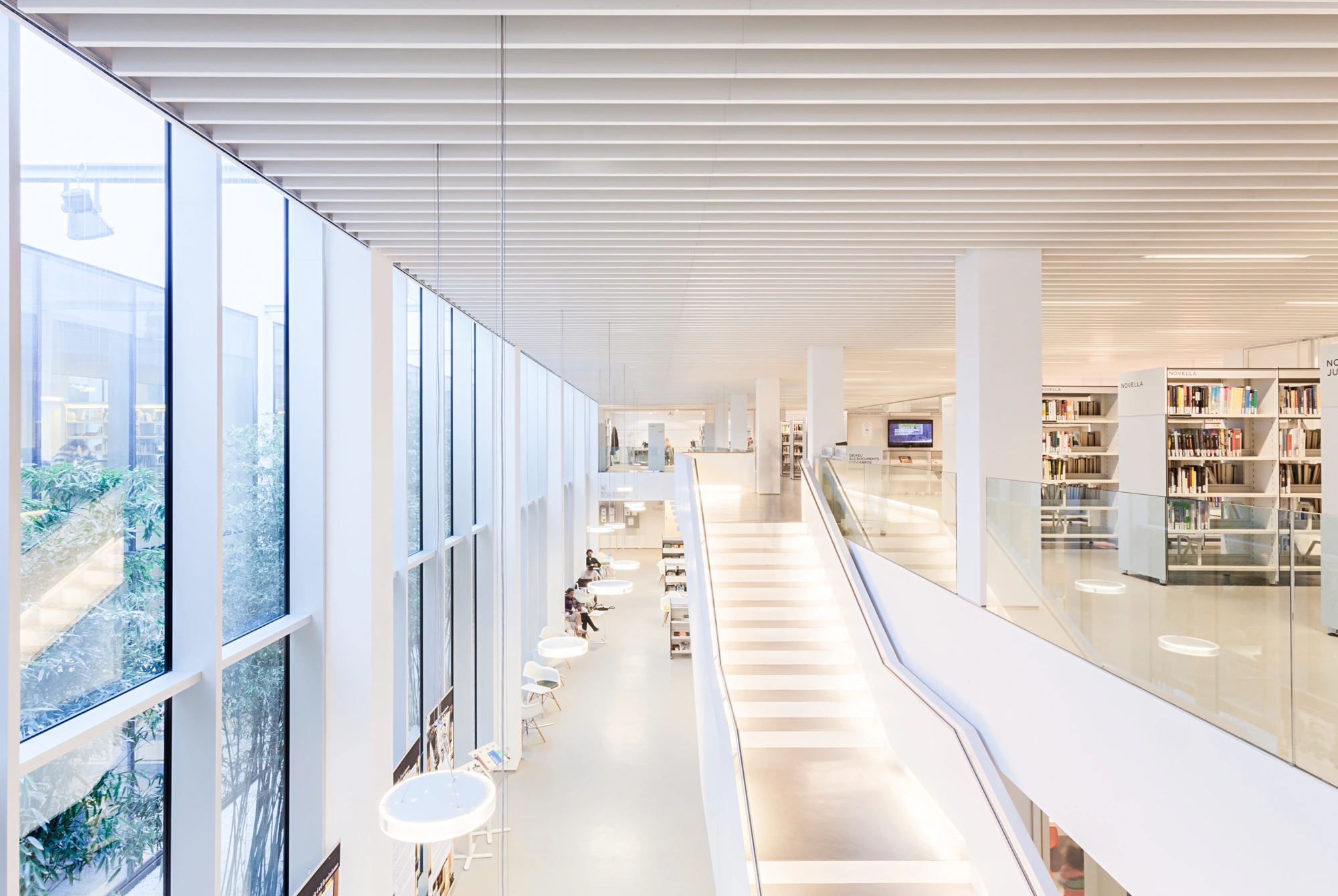 Fotografía del espacio interior de la Biblioteca Camp de l'Arpa - Caterina Albert en Camp de l'Arpa en Barcelona. Arquitectura: Oliveras Boix Arquitectes