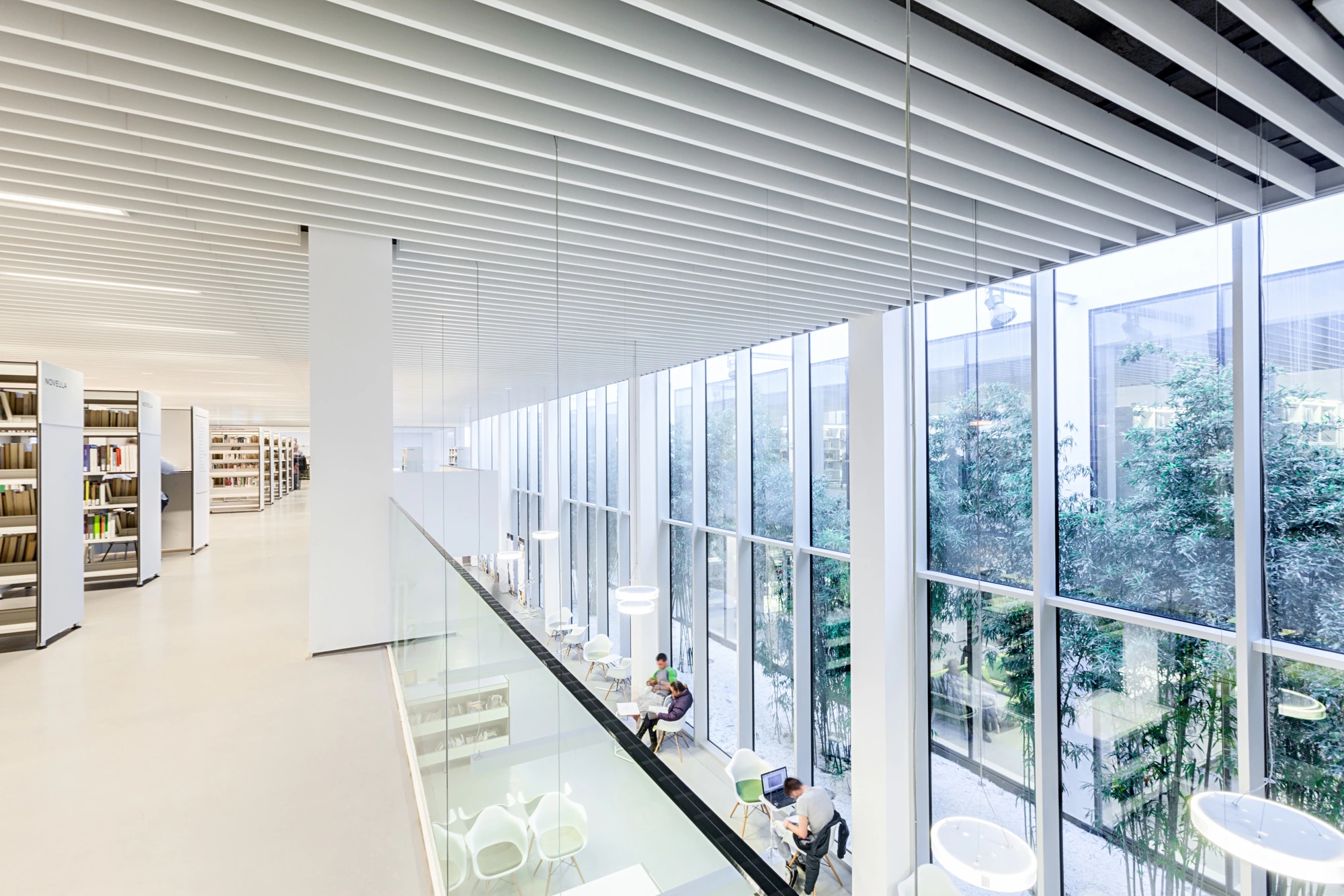 Fotografía del espacio interior de la Biblioteca Camp de l'Arpa - Caterina Albert en Camp de l'Arpa en Barcelona. Arquitectura: Oliveras Boix Arquitectes