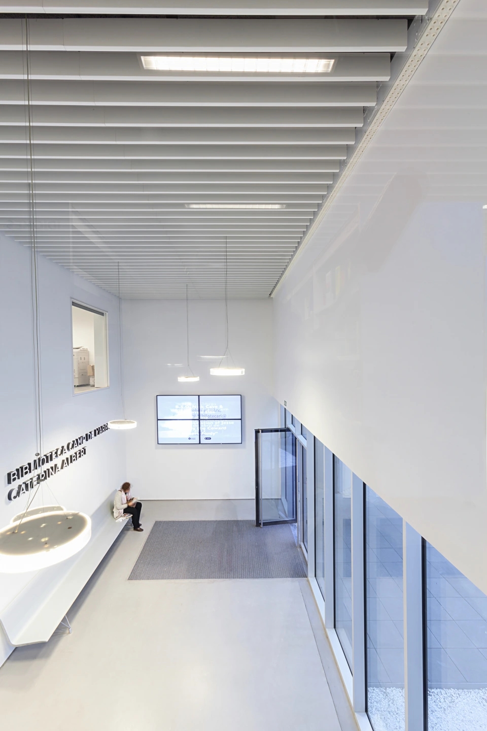 Fotografía del espacio interior de la Biblioteca Camp de l'Arpa - Caterina Albert en Camp de l'Arpa en Barcelona. Arquitectura: Oliveras Boix Arquitectes