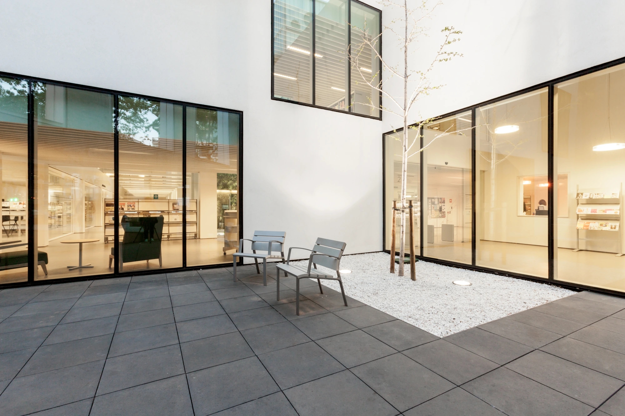 Fachada exterior de la Biblioteca Camp de l'Arpa - Caterina Albert en Camp de l'Arpa en Barcelona. Arquitectura: Oliveras Boix Arquitectes