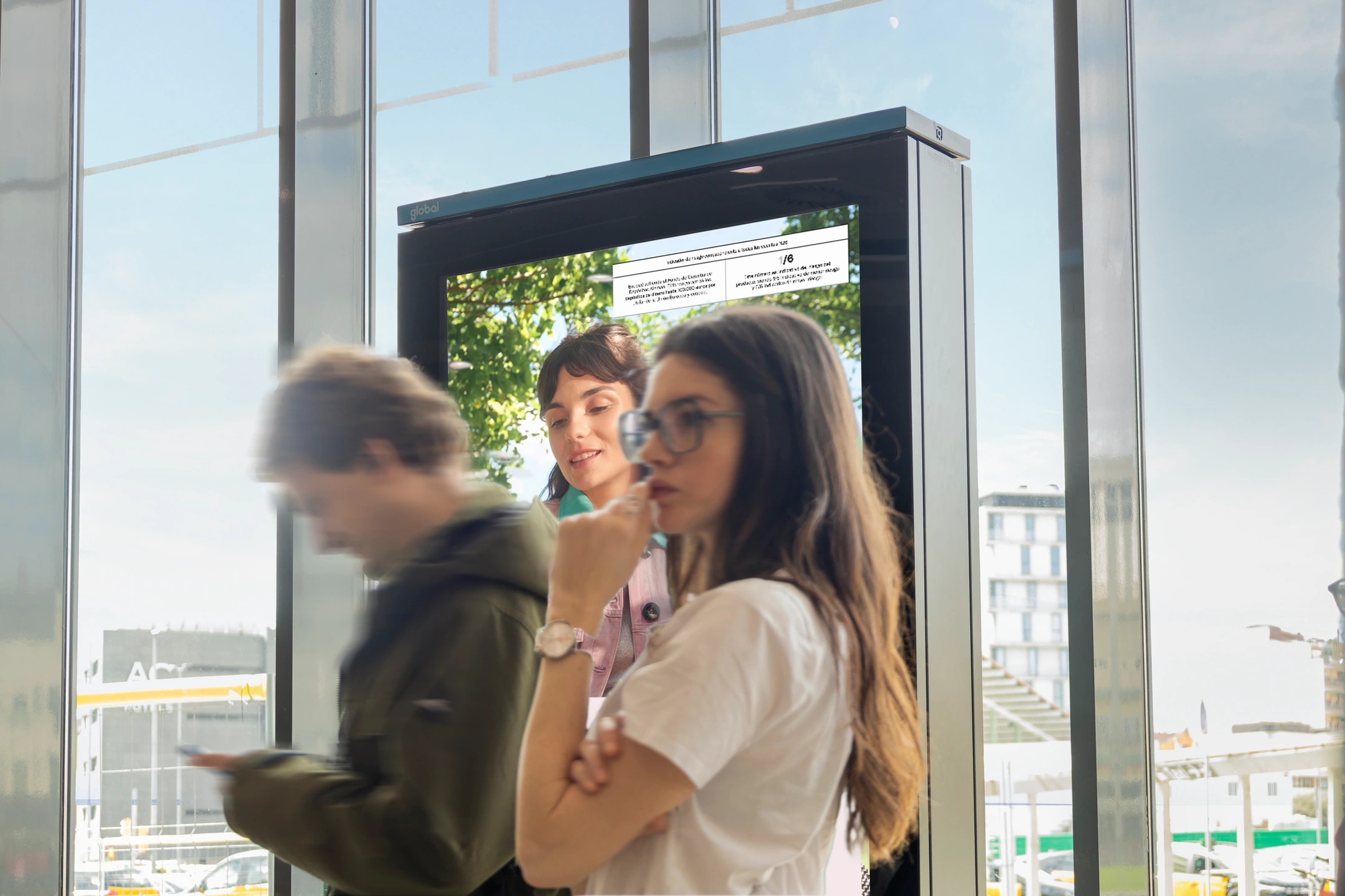 mujer posando desenfocada con una campaña del banco N26 detrás de ella en la estación de Sants en Barcelona