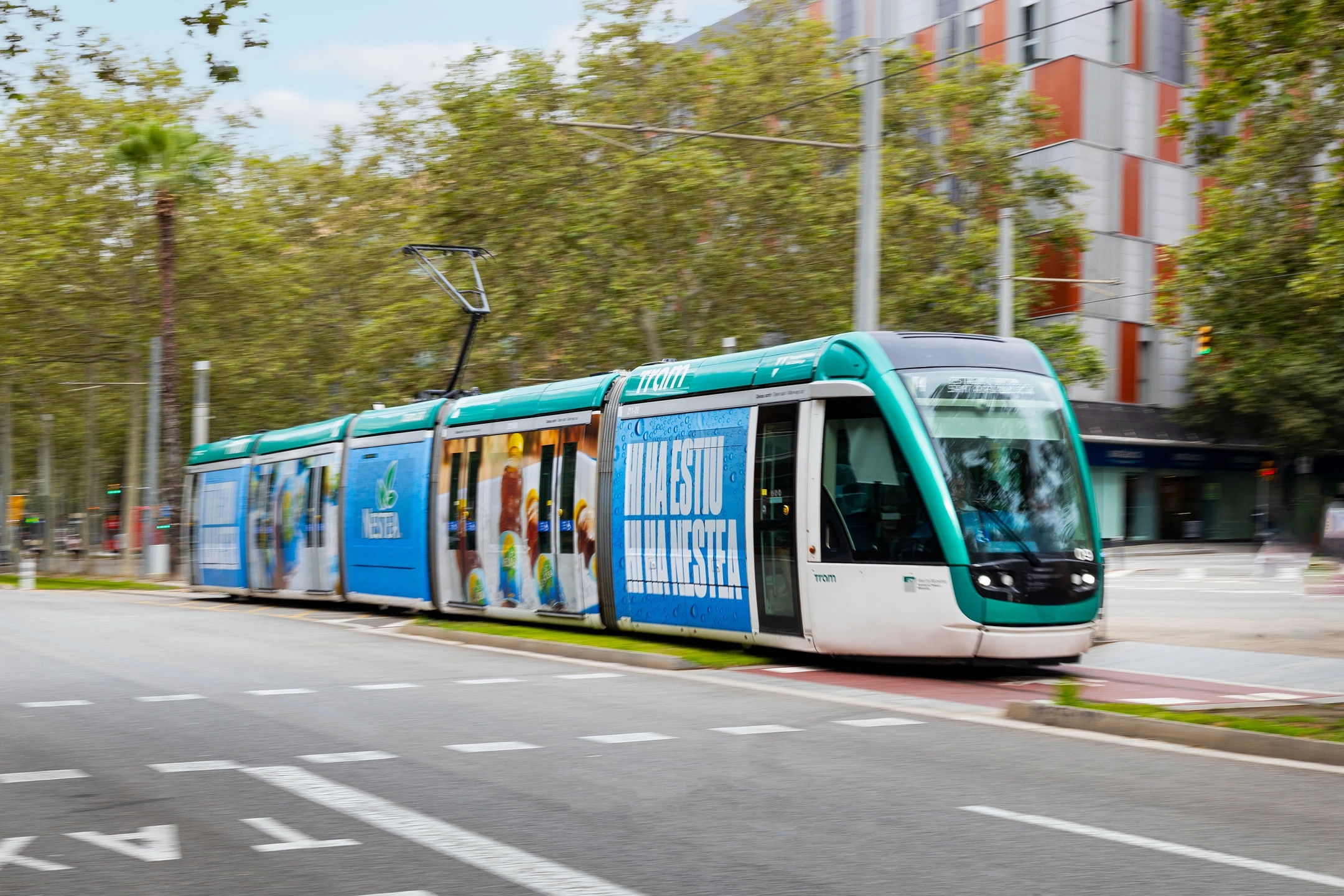 Tranvía cruzando Barcelona en la avenida diagonal, a la altura de Pueblo Nuevo