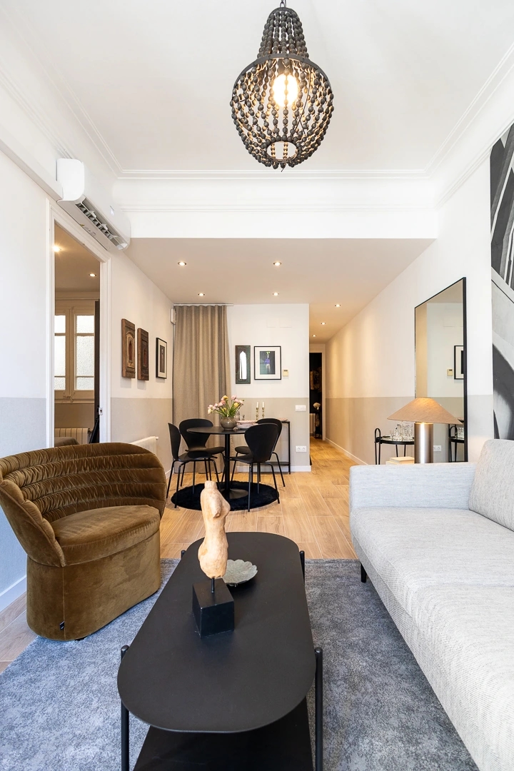 Comedor de un apartamento de Enville en Barcelona. Estilo lujoso y elegante.