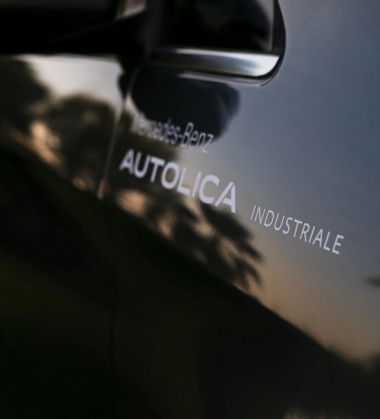 Logotipo autolica mobile en la puerta de una merceds benz negra
