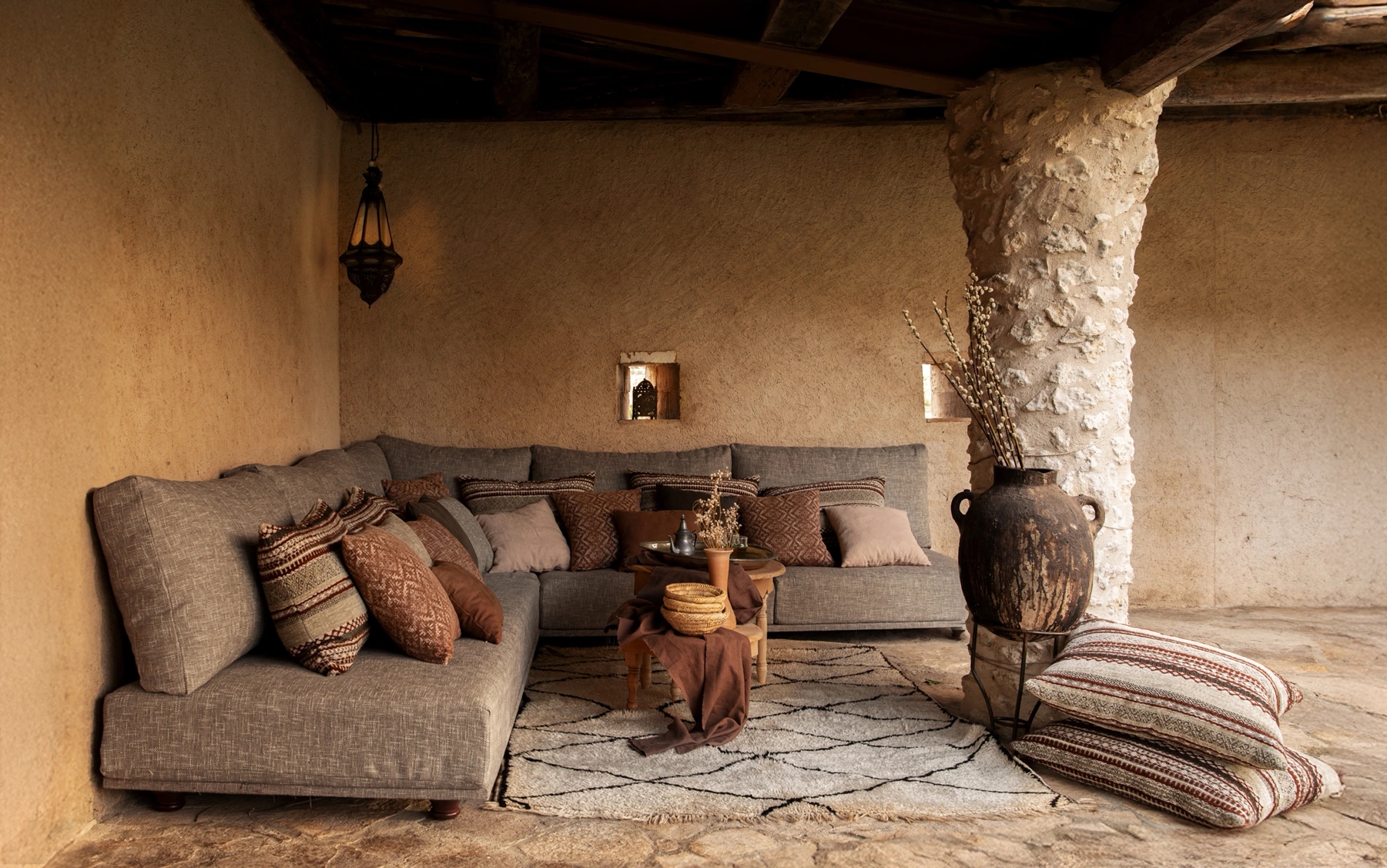 Colección  Marrakech de Les Créations de la Maison Collection de Grupo Lamadrid. Sofá con cojines y mesa de centro, estilo marroquí premium