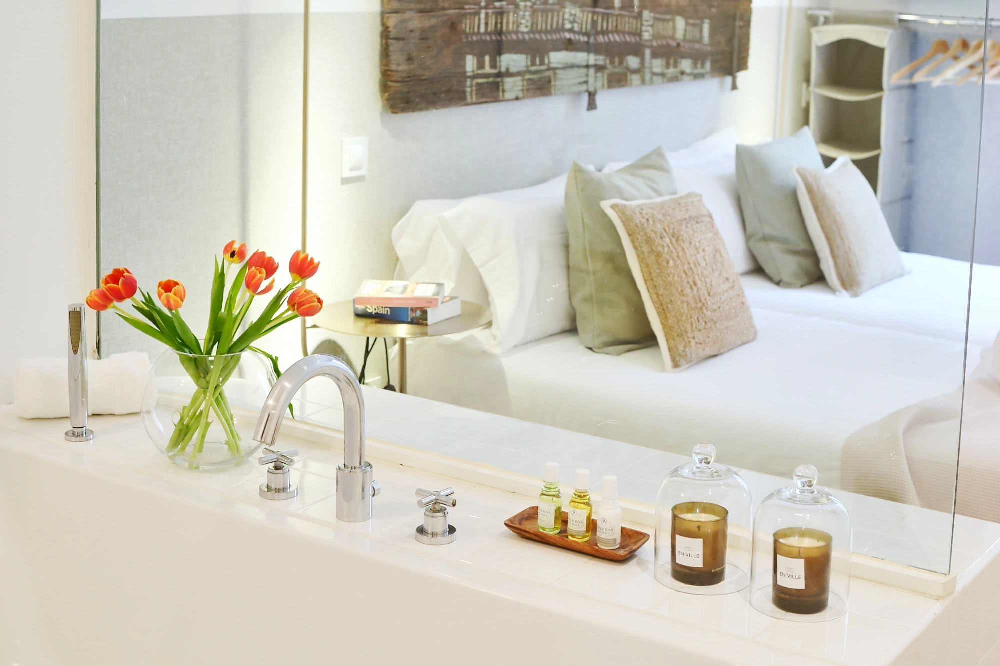 Fotografia de una bañera con una cama detrás de un apartamento de Enville en Barcelona