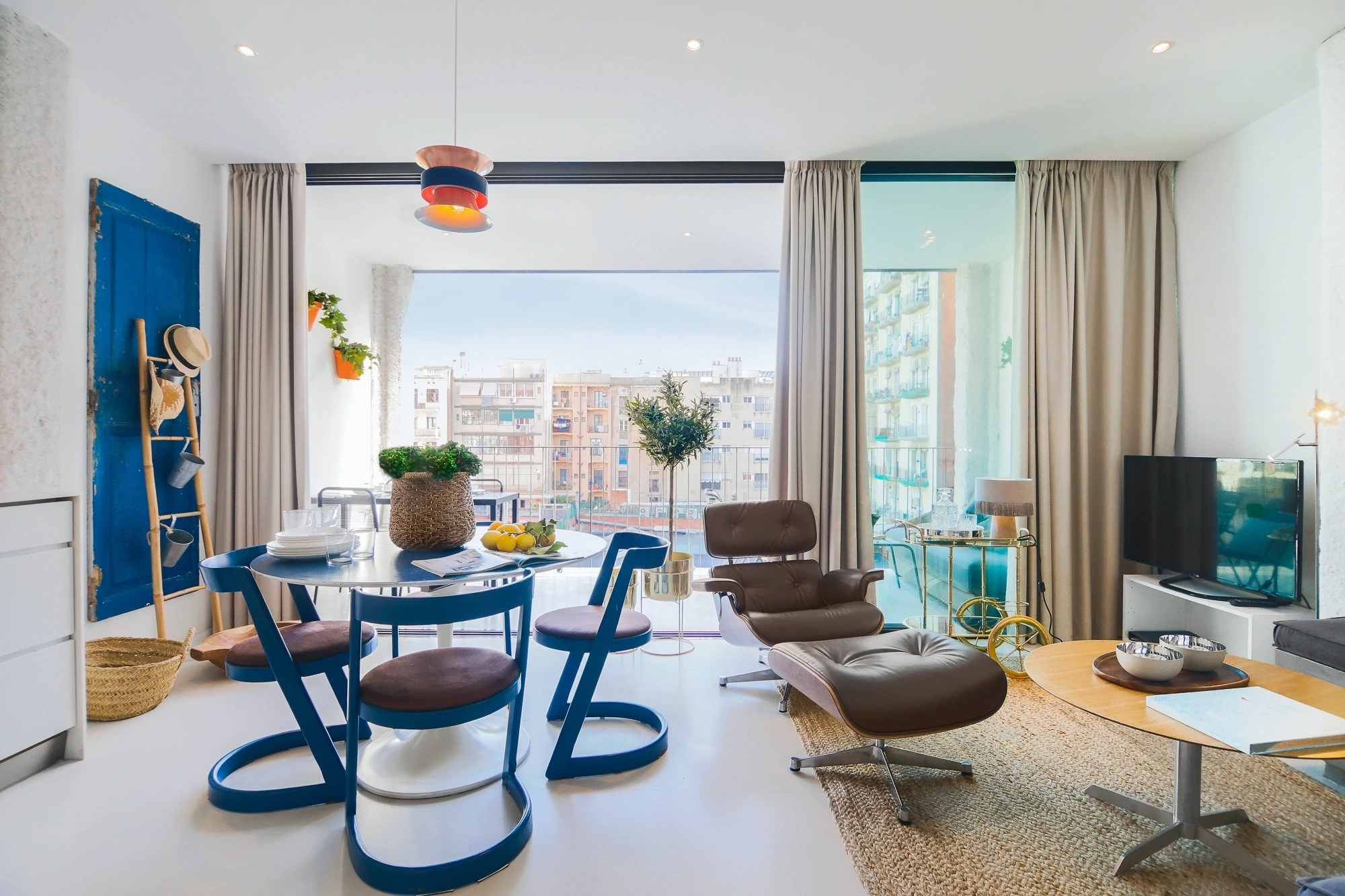 Comedor de un apartamento de Enville en Barcelona. Estilo lujoso y elegante.