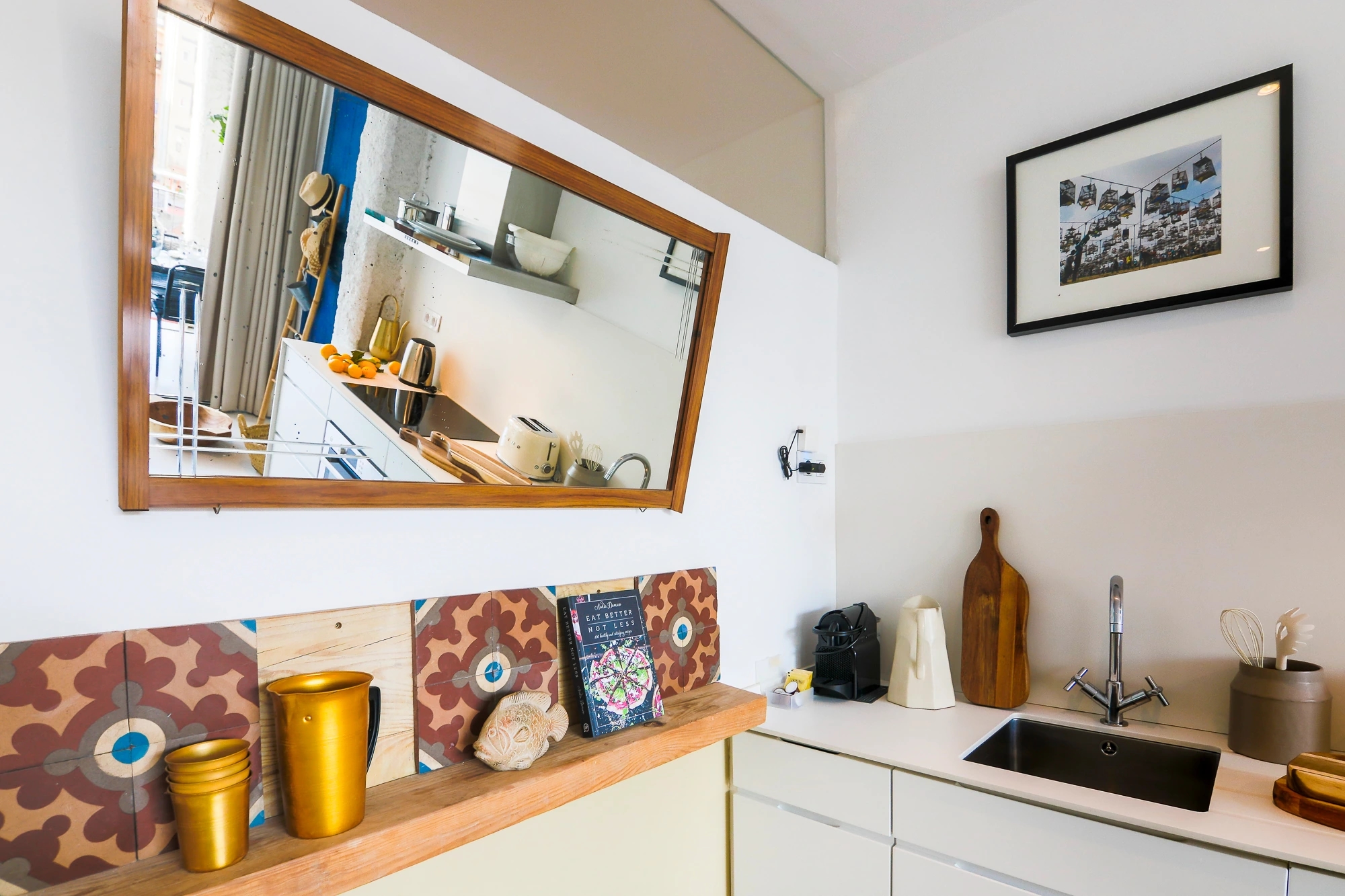 Cocina de un apartamento de Enville en Barcelona. Estilo fresco y barcelonés.